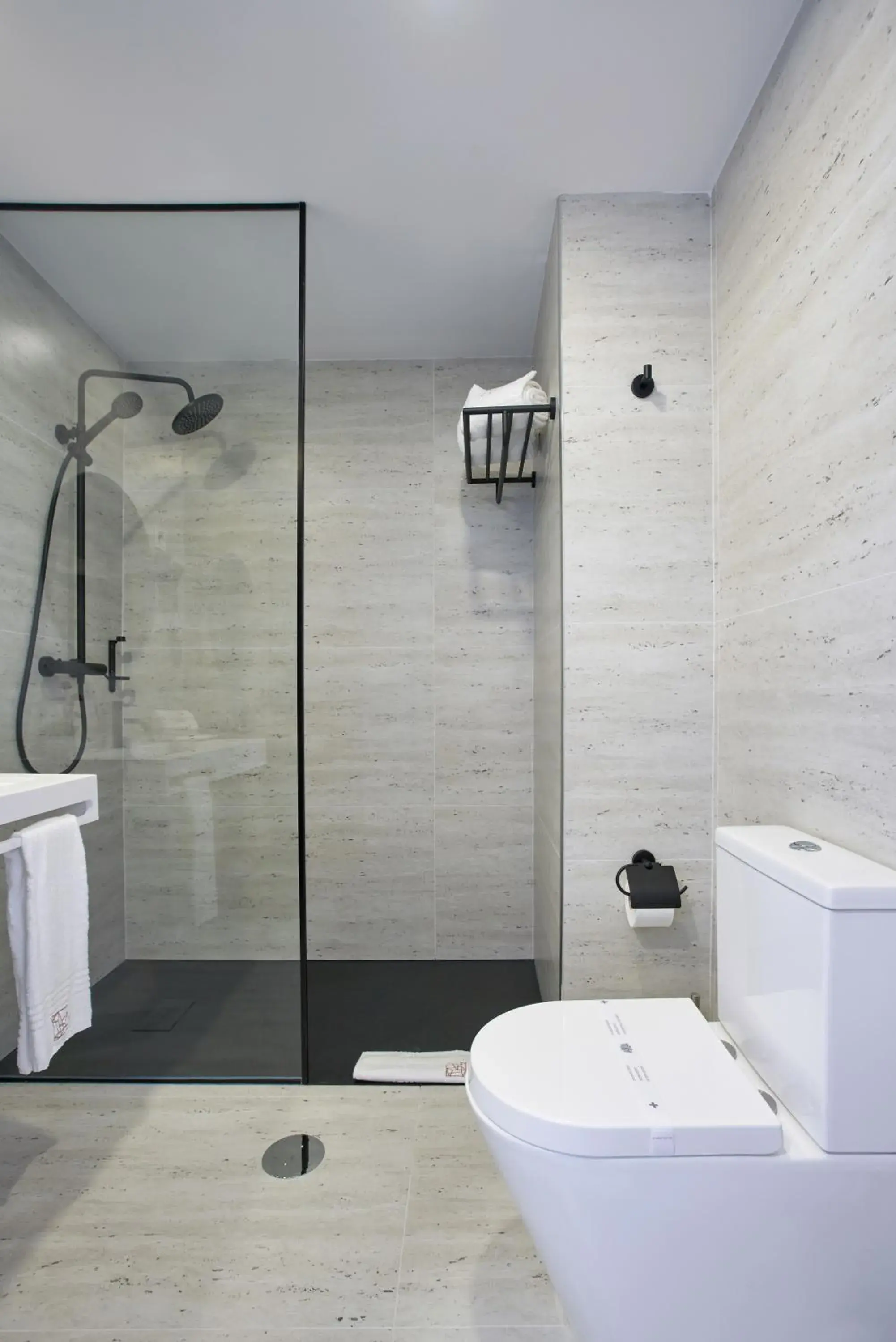 Shower, Bathroom in Hotel Moutados