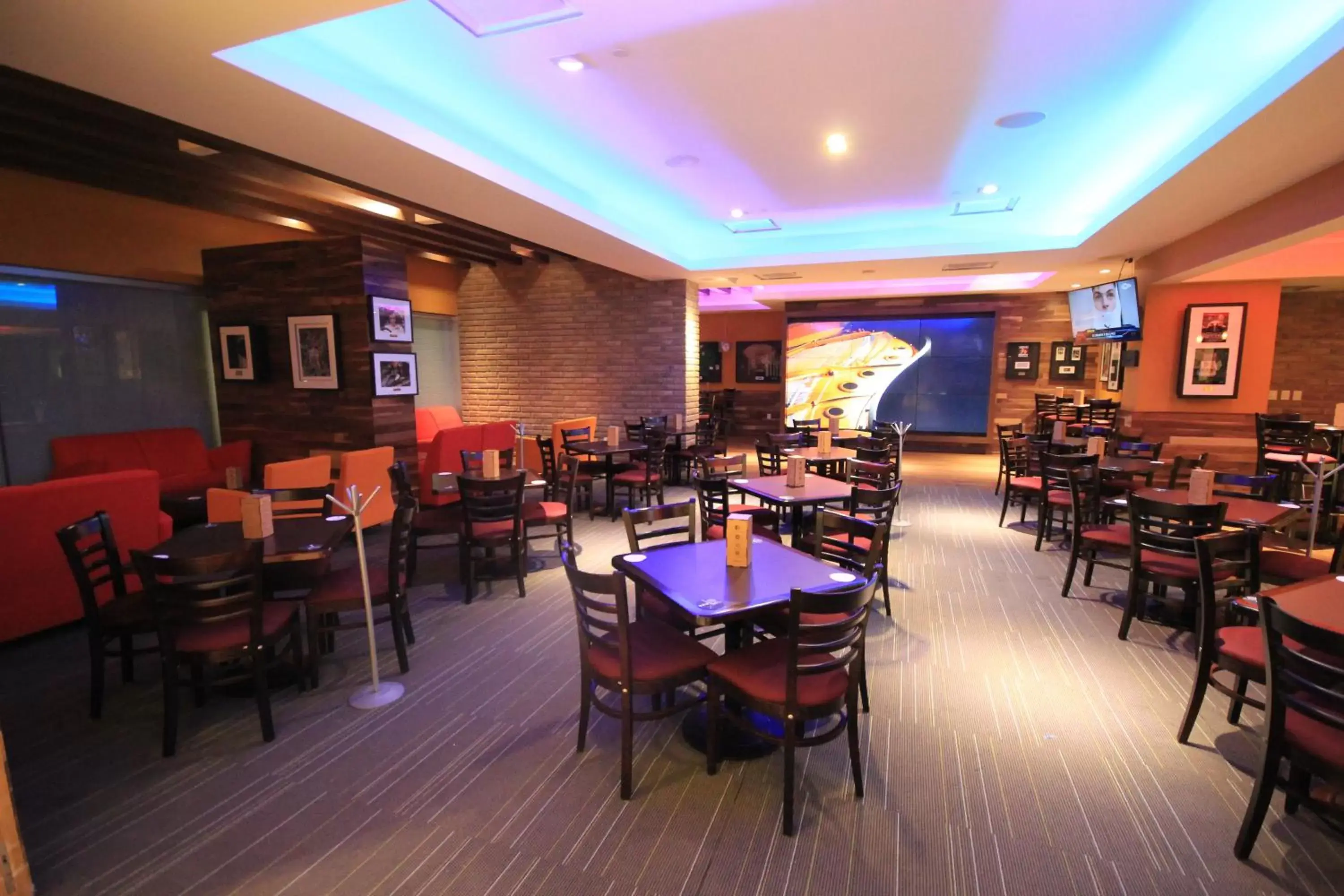 Lounge or bar, Restaurant/Places to Eat in Holiday Inn & Suites Plaza Mayor, an IHG Hotel