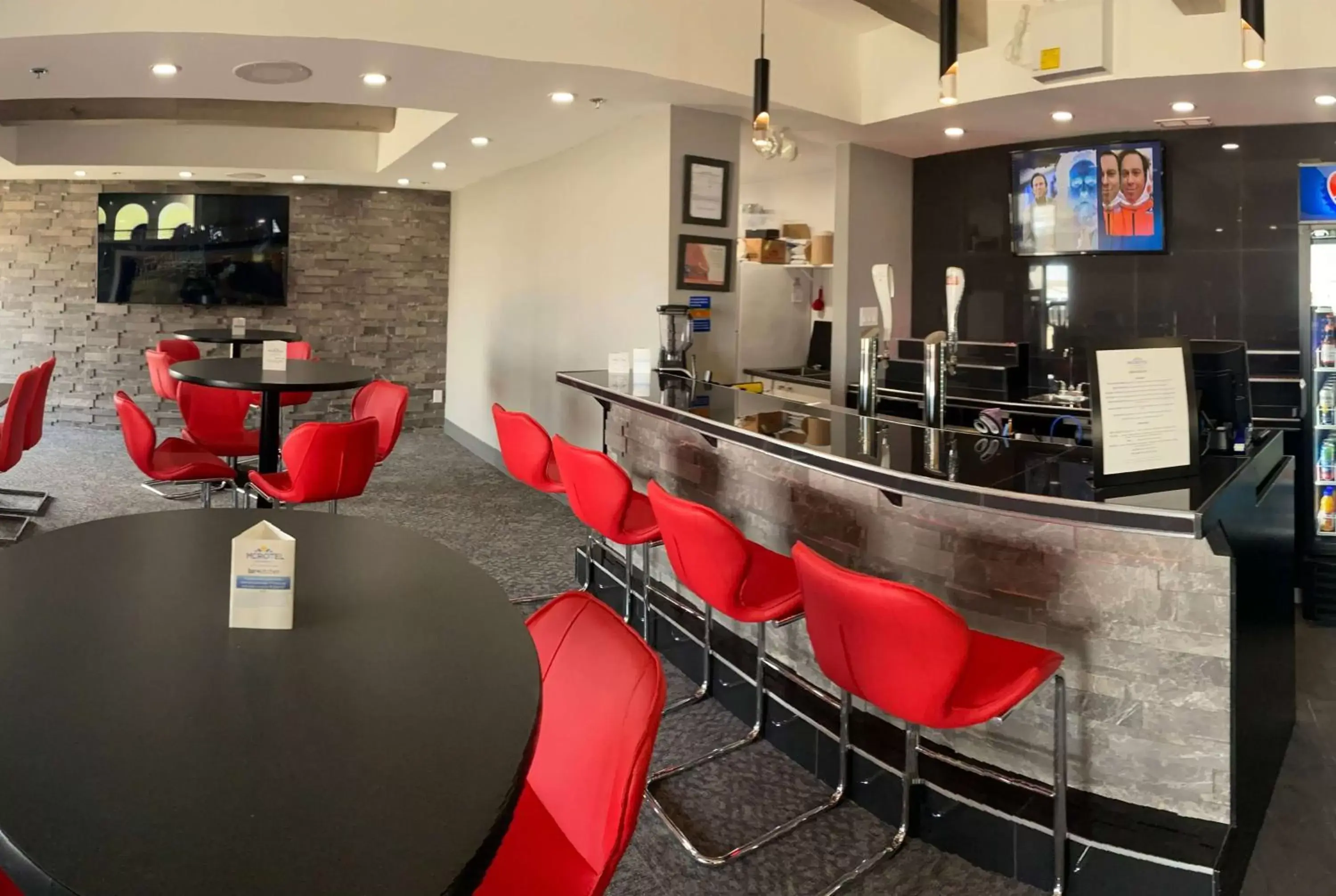 Lounge or bar in Microtel Inn & Suites by Wyndham - Timmins Lounge or bar in Microtel Inn & Suites by Wyndham - Timmins