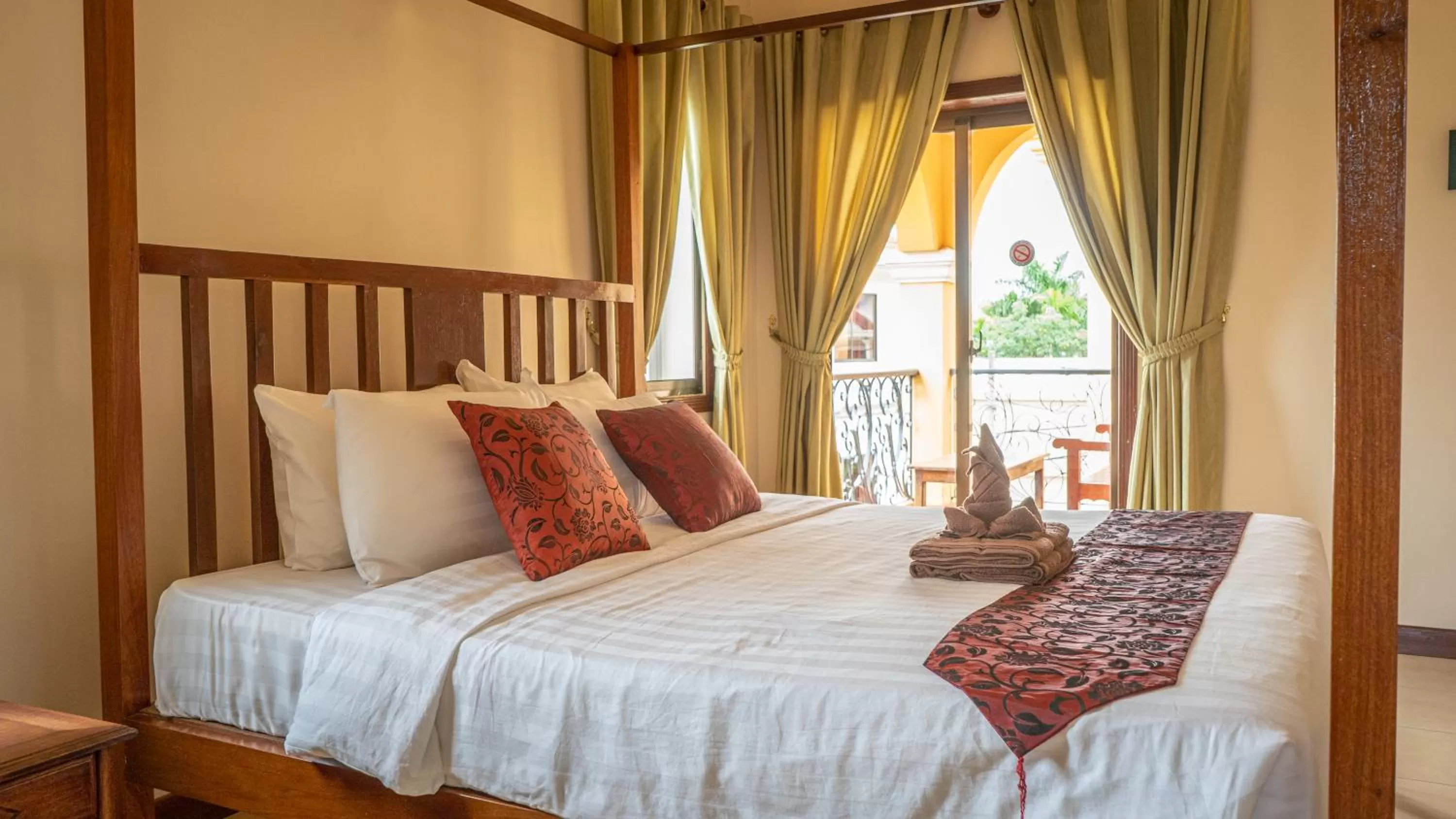 Bed in DEN HOTEL TOTONOU SIEM REAP