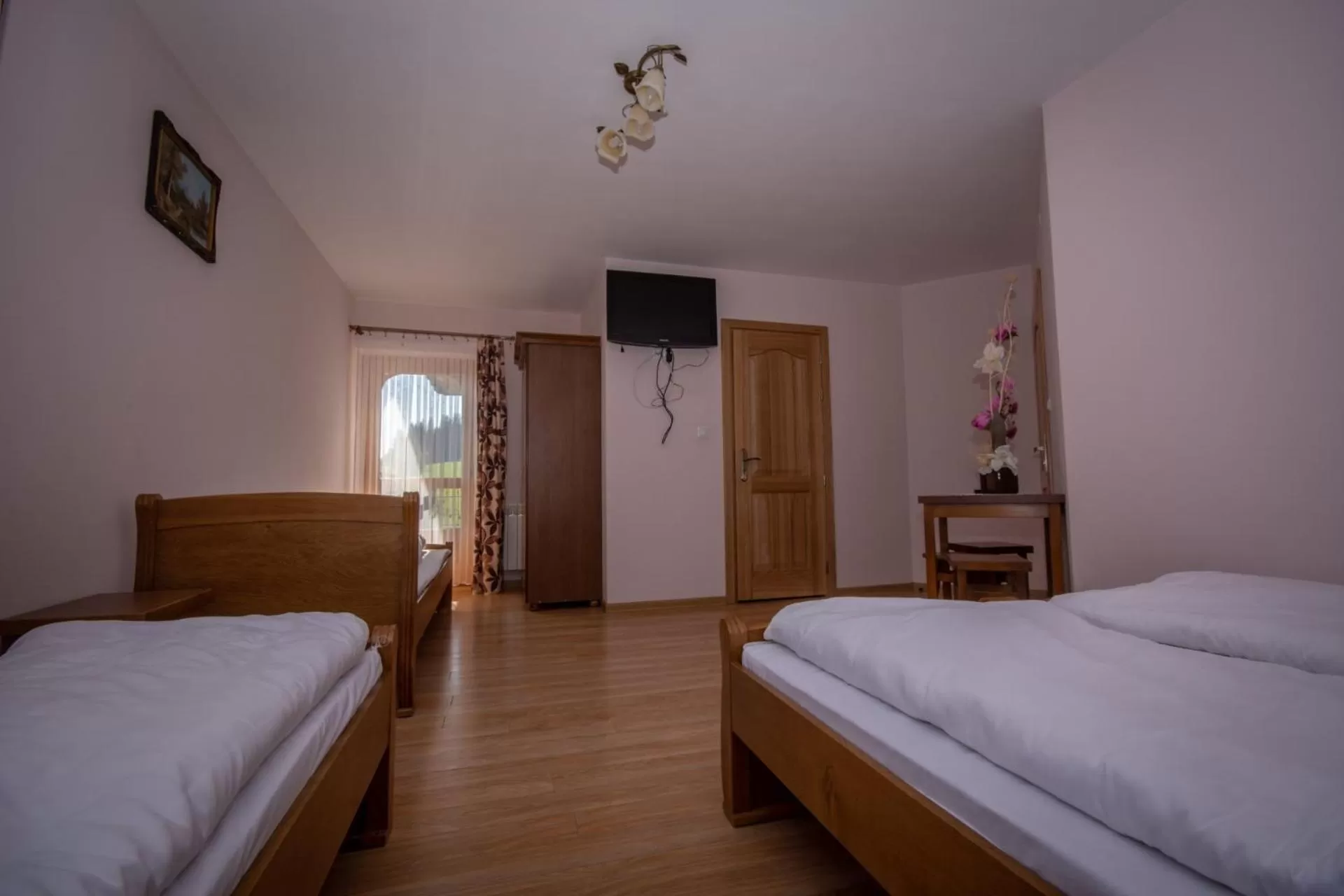 Photo of the whole room, Bed in Podhalanski Dworek z Jacuzzi