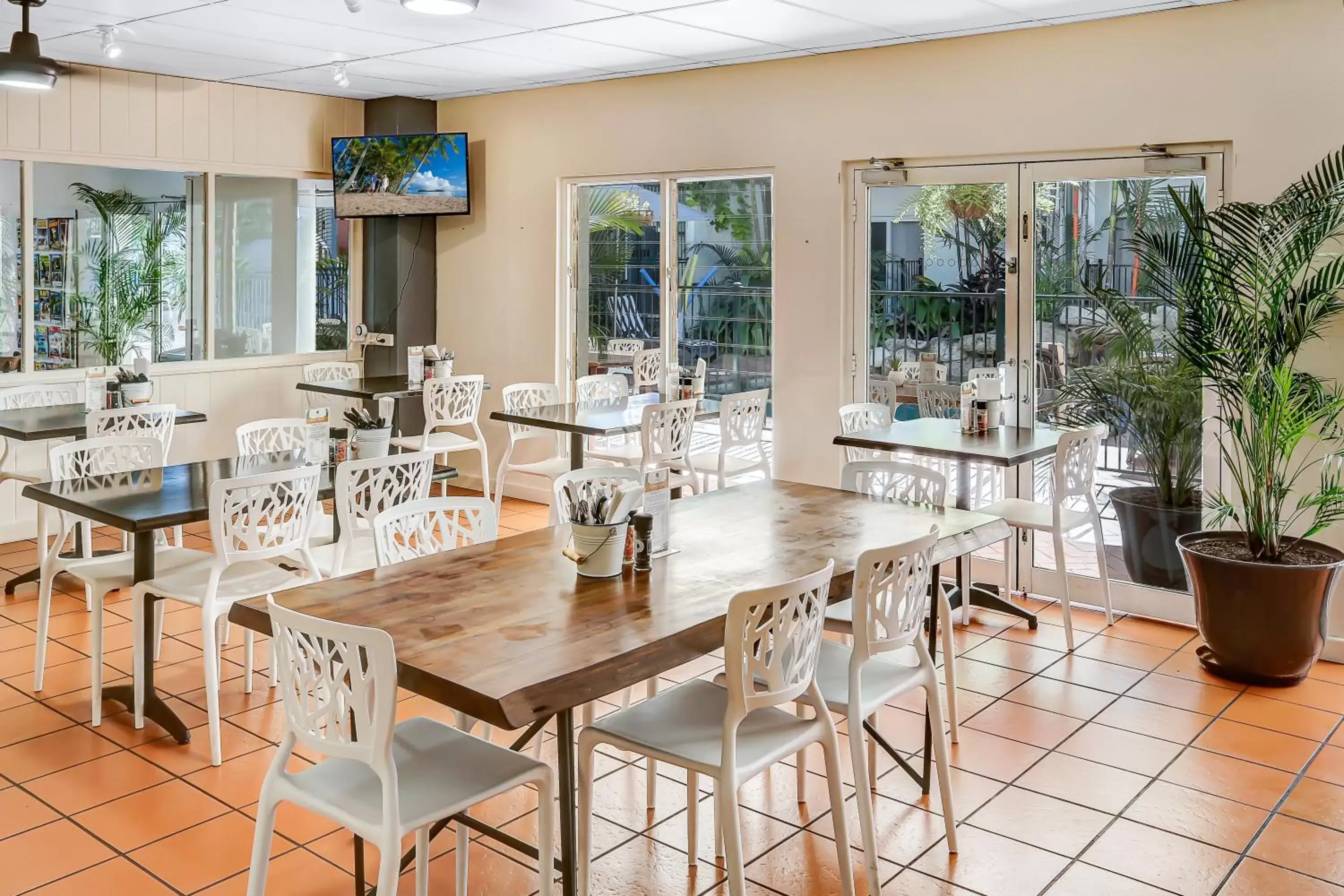 Restaurant/Places to Eat in Coral Tree Inn