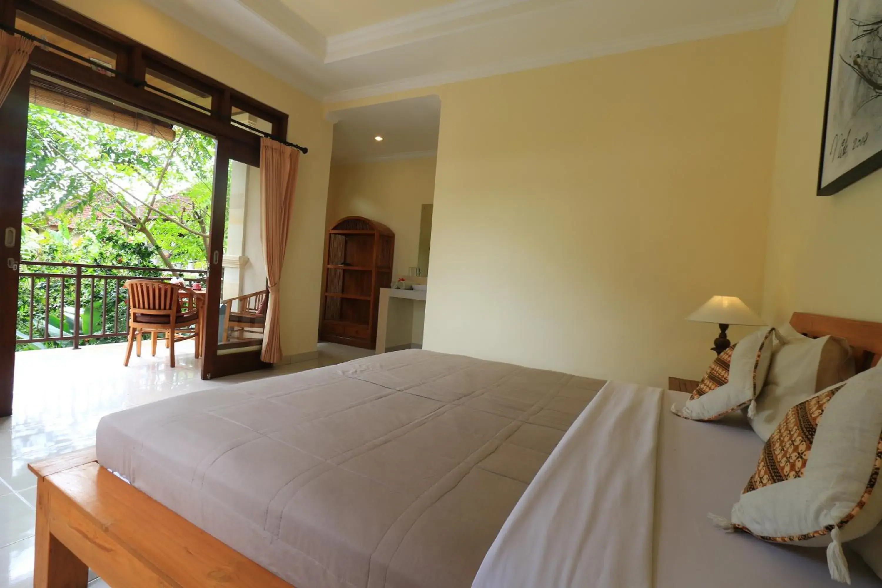 Photo of the whole room, Bed in Frangipani Bungalow