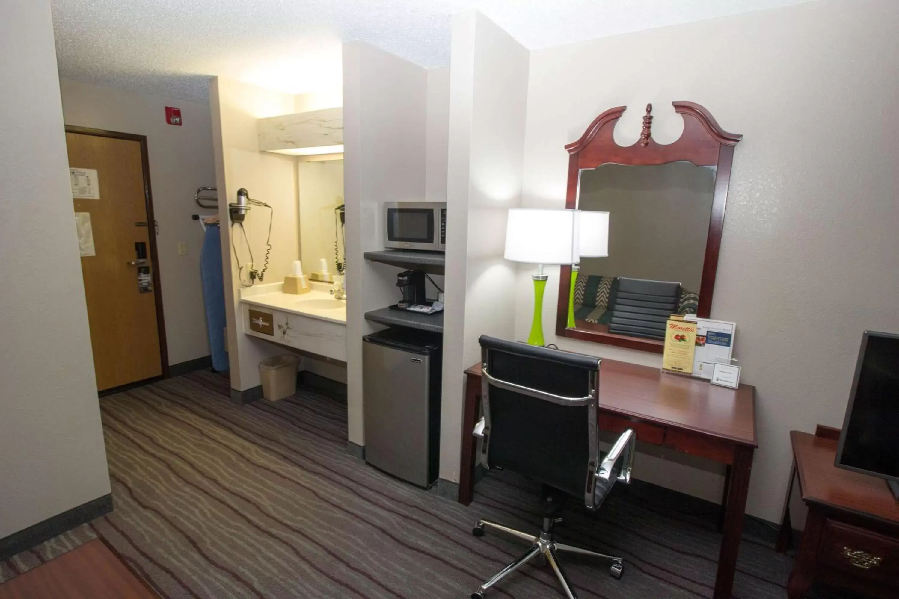 Photo of the whole room, Kitchen/Kitchenette in Super 8 by Wyndham Chicago O'Hare Airport