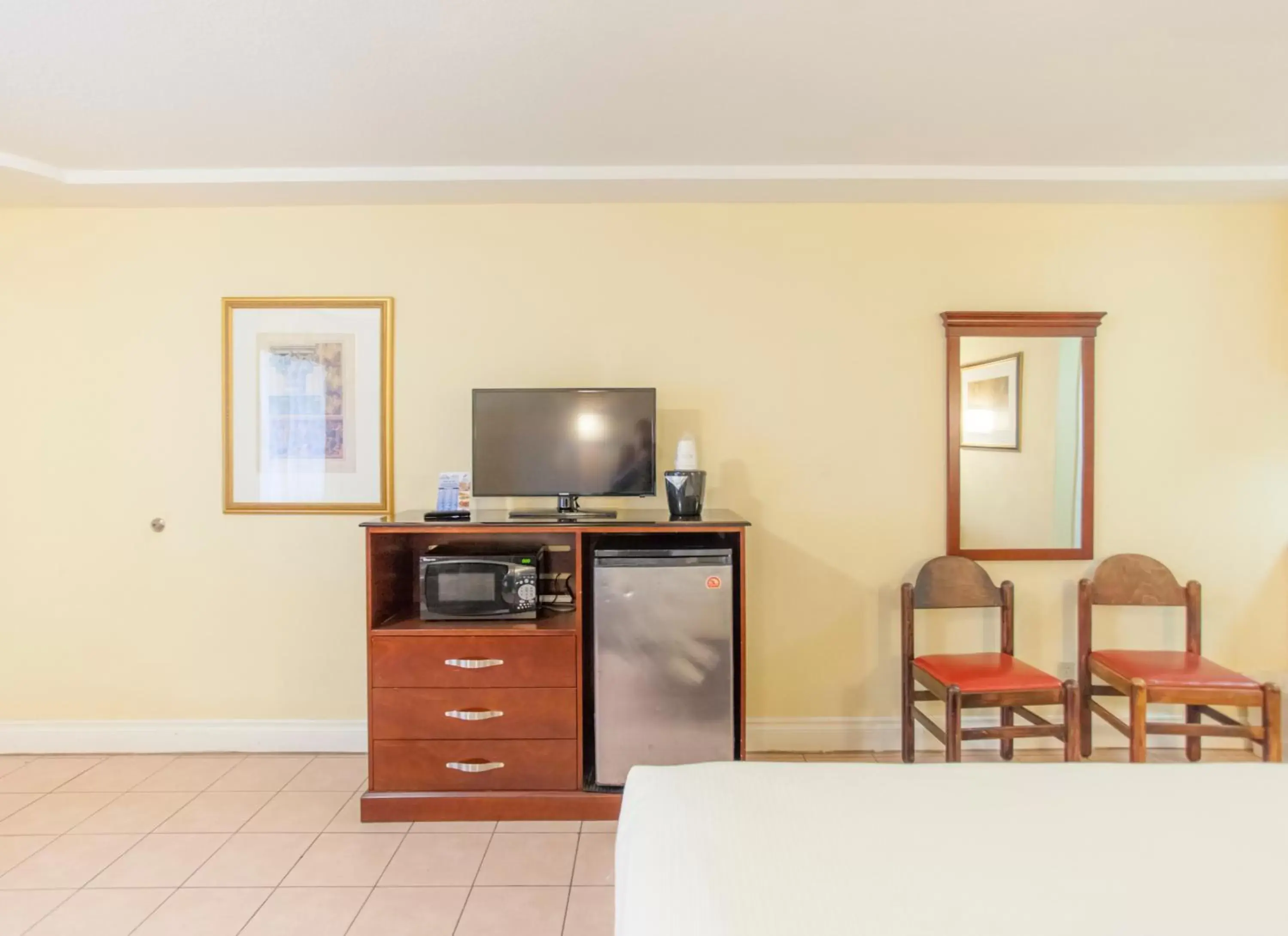 TV and multimedia, TV/Entertainment Center in Days Inn by Wyndham Shenandoah