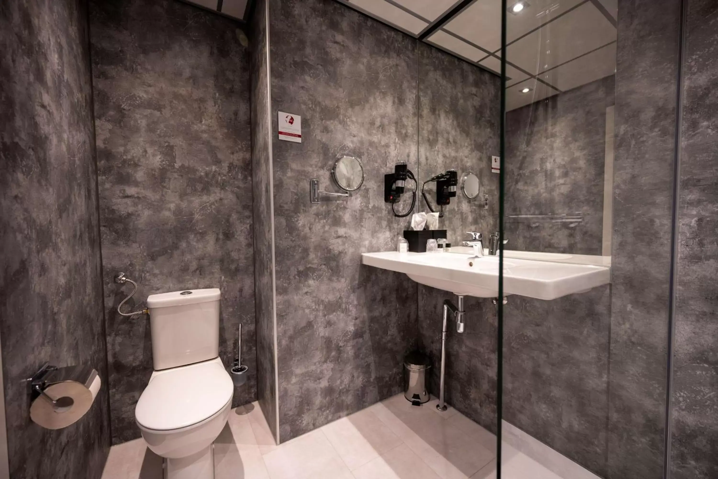Toilet, Bathroom in Flonk Hotel Groningen Zuid, BW Signature Collection voorheen Best Western Plus Hotel Groningen Plaza