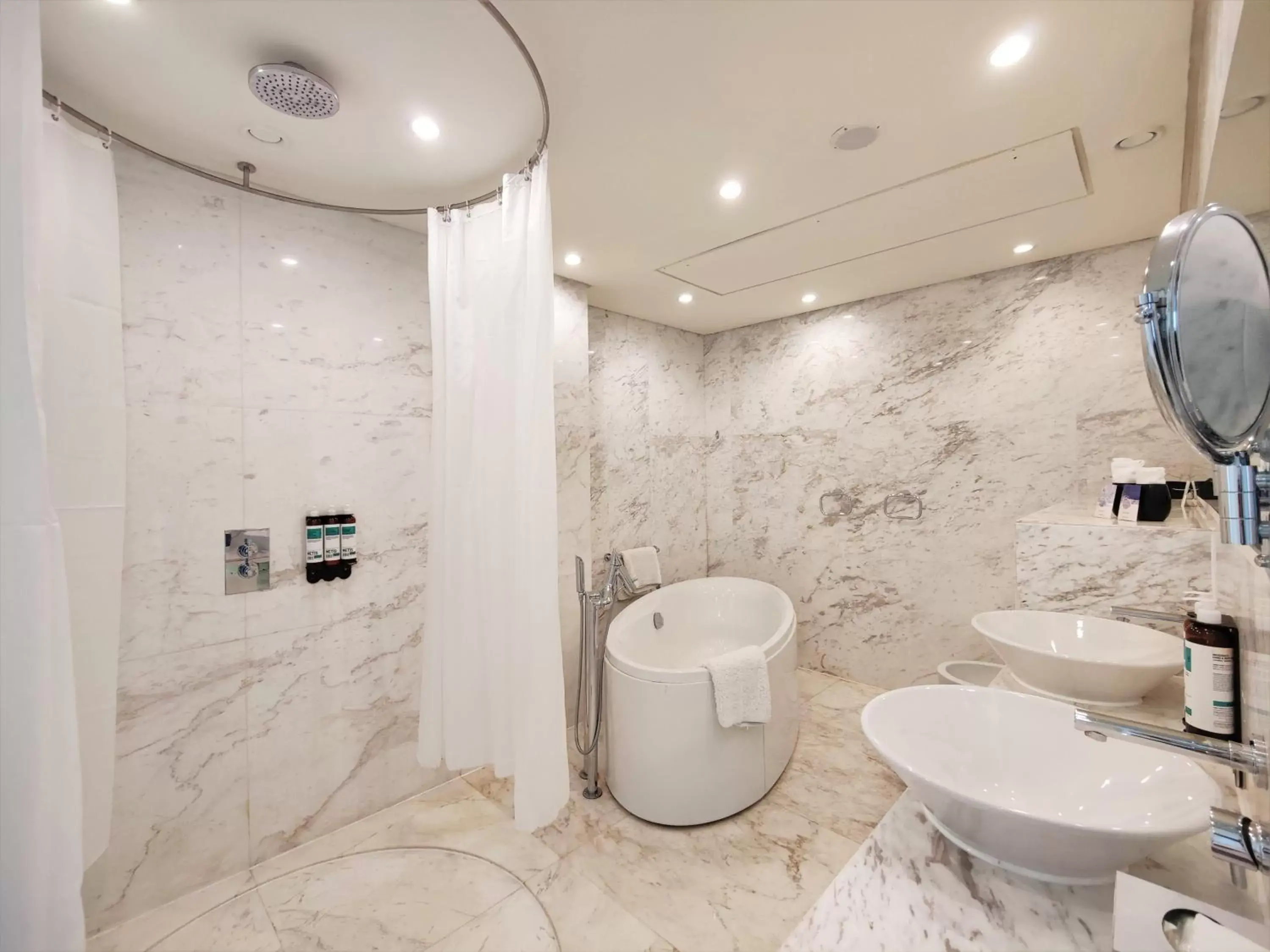 Shower, Bathroom in Media One Hotel