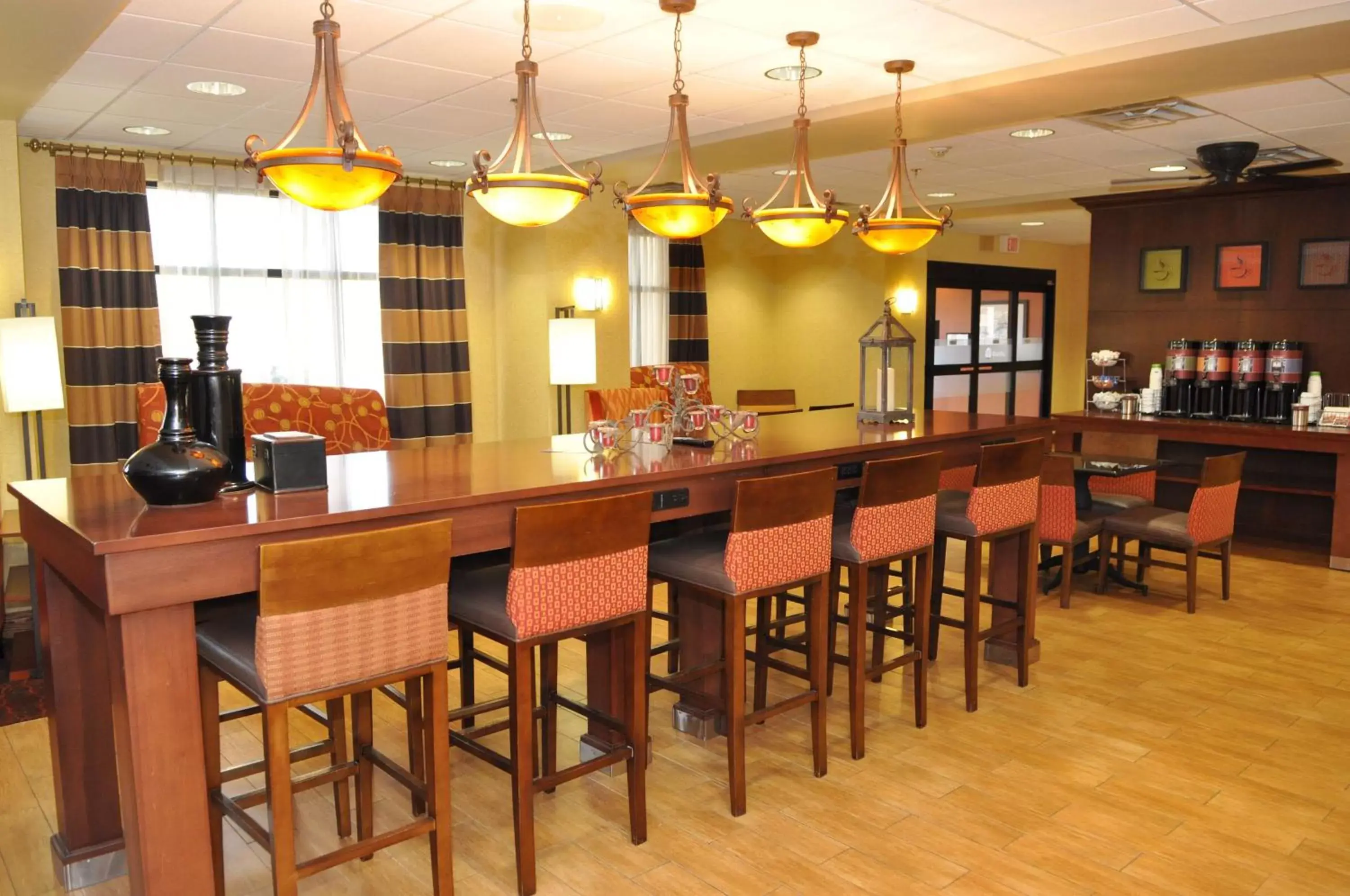 Lobby or reception, Lounge/Bar in Hampton Inn Junction City