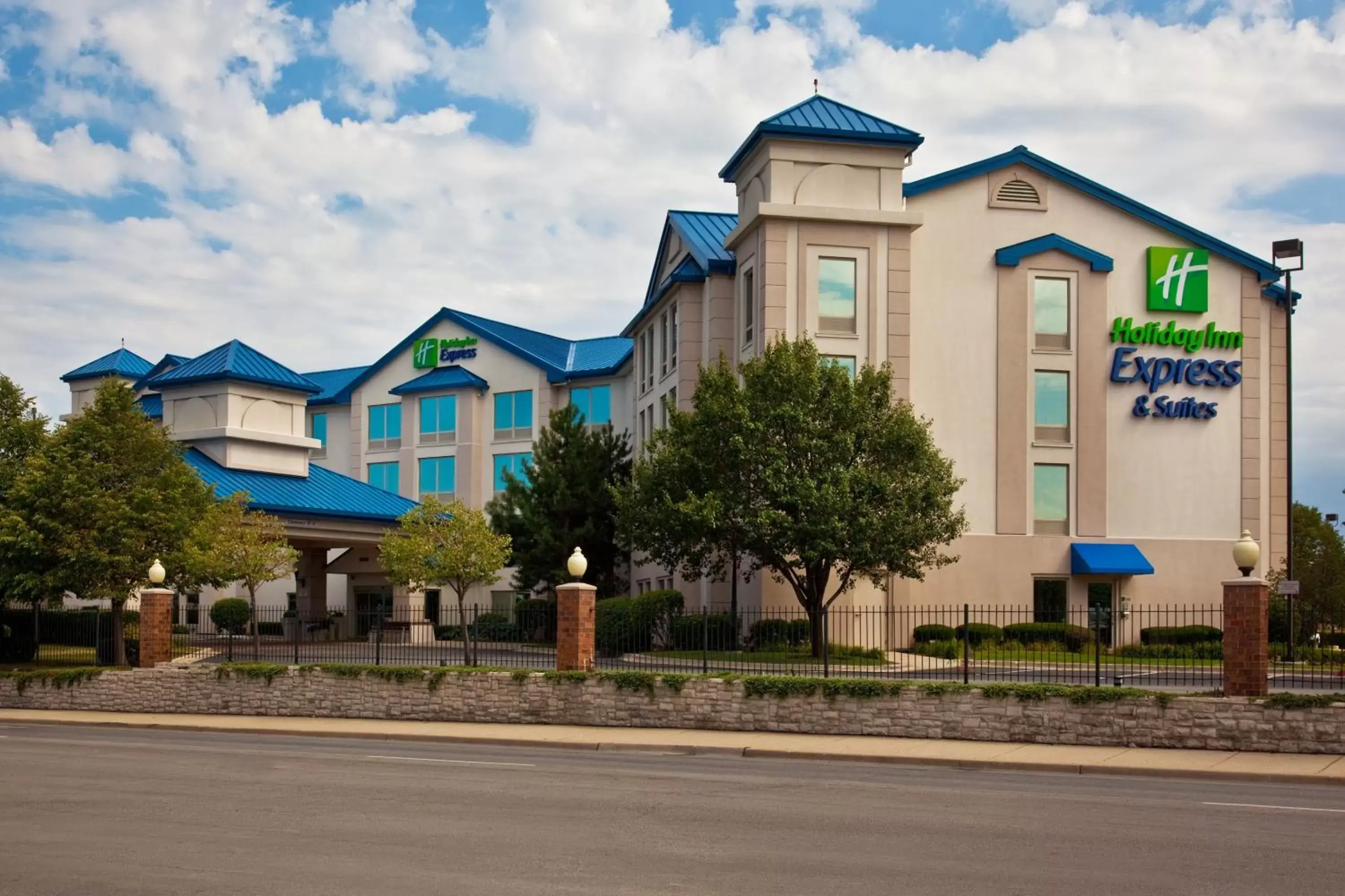 Property Building in Holiday Inn Express & Suites Chicago-Midway Airport, an IHG Hotel