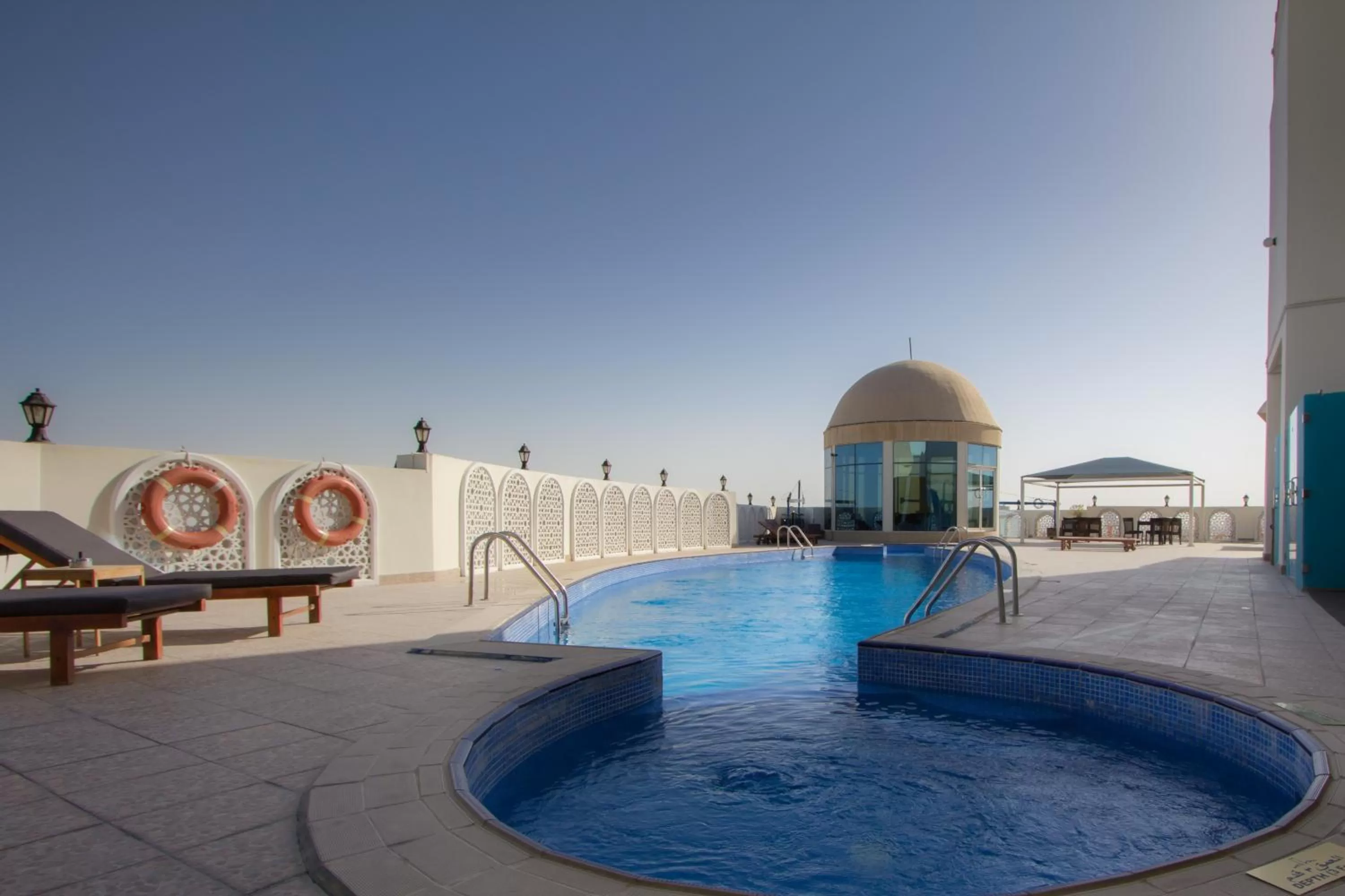 Swimming pool in Horizon Manor Hotel