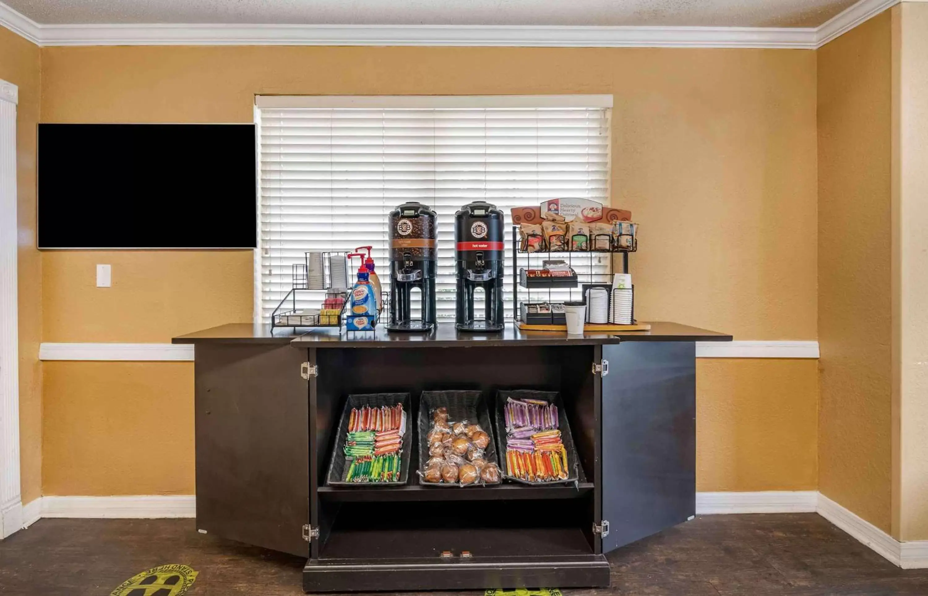 Breakfast, TV/Entertainment Center in Extended Stay America Suites - Jacksonville - Southside - St Johns Towne Ctr