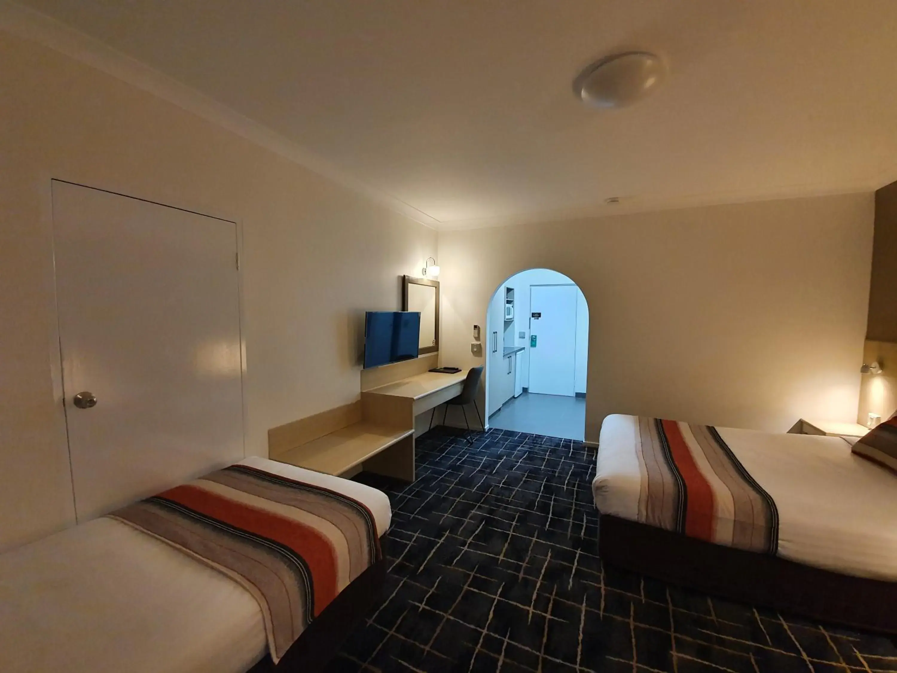 Bedroom, Bed in Hamilton's Queanbeyan Motel