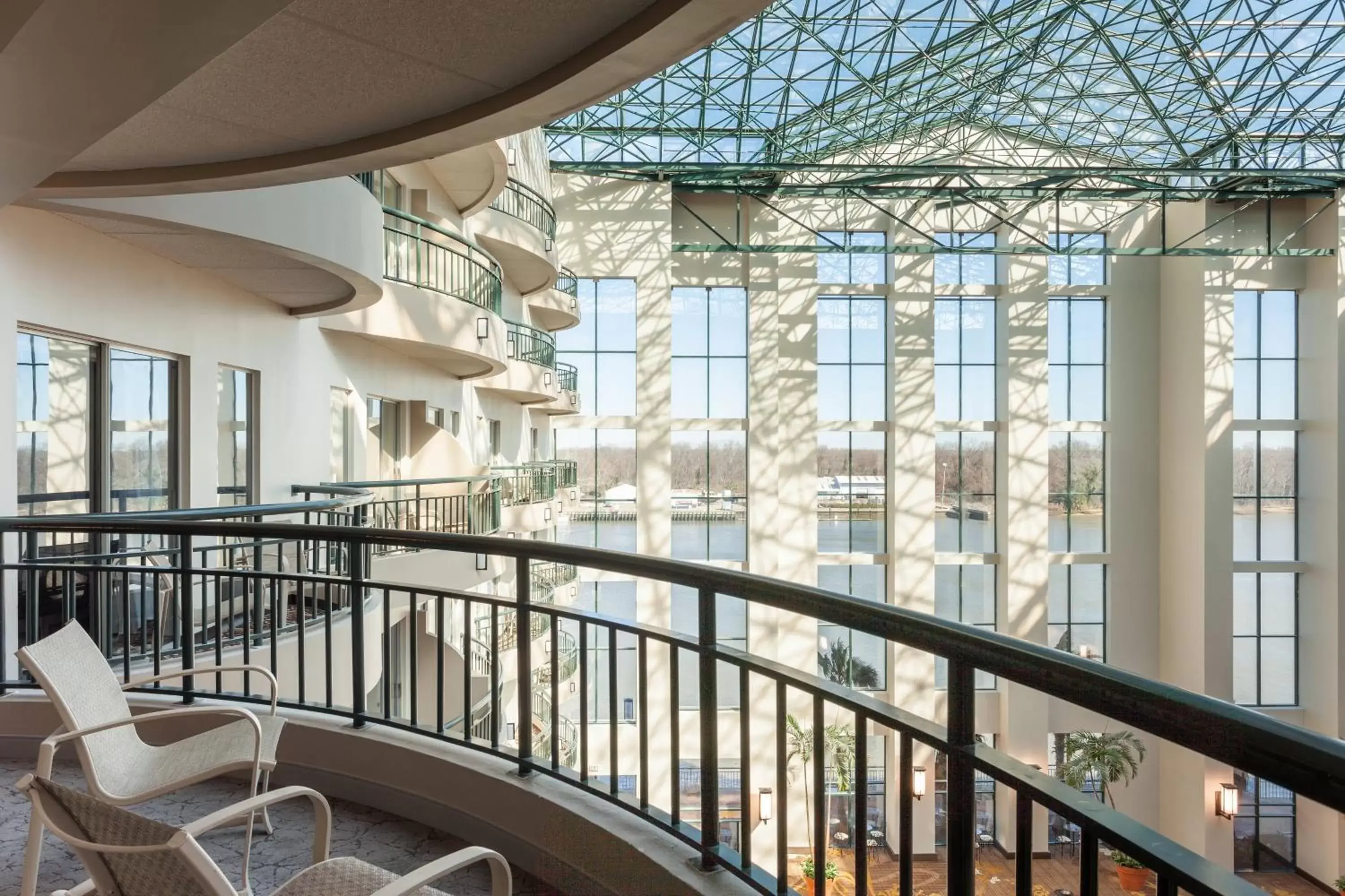 Lounge or bar, Balcony/Terrace in Marriott Savannah Riverfront