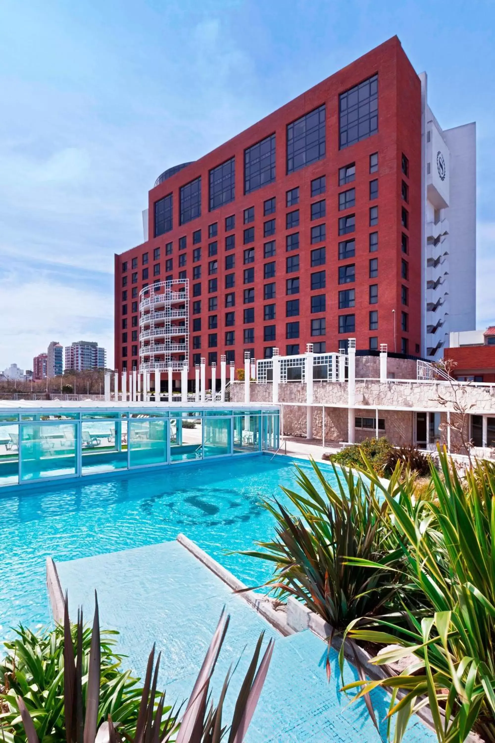Swimming pool, Property Building in Sheraton Mar Del Plata Hotel