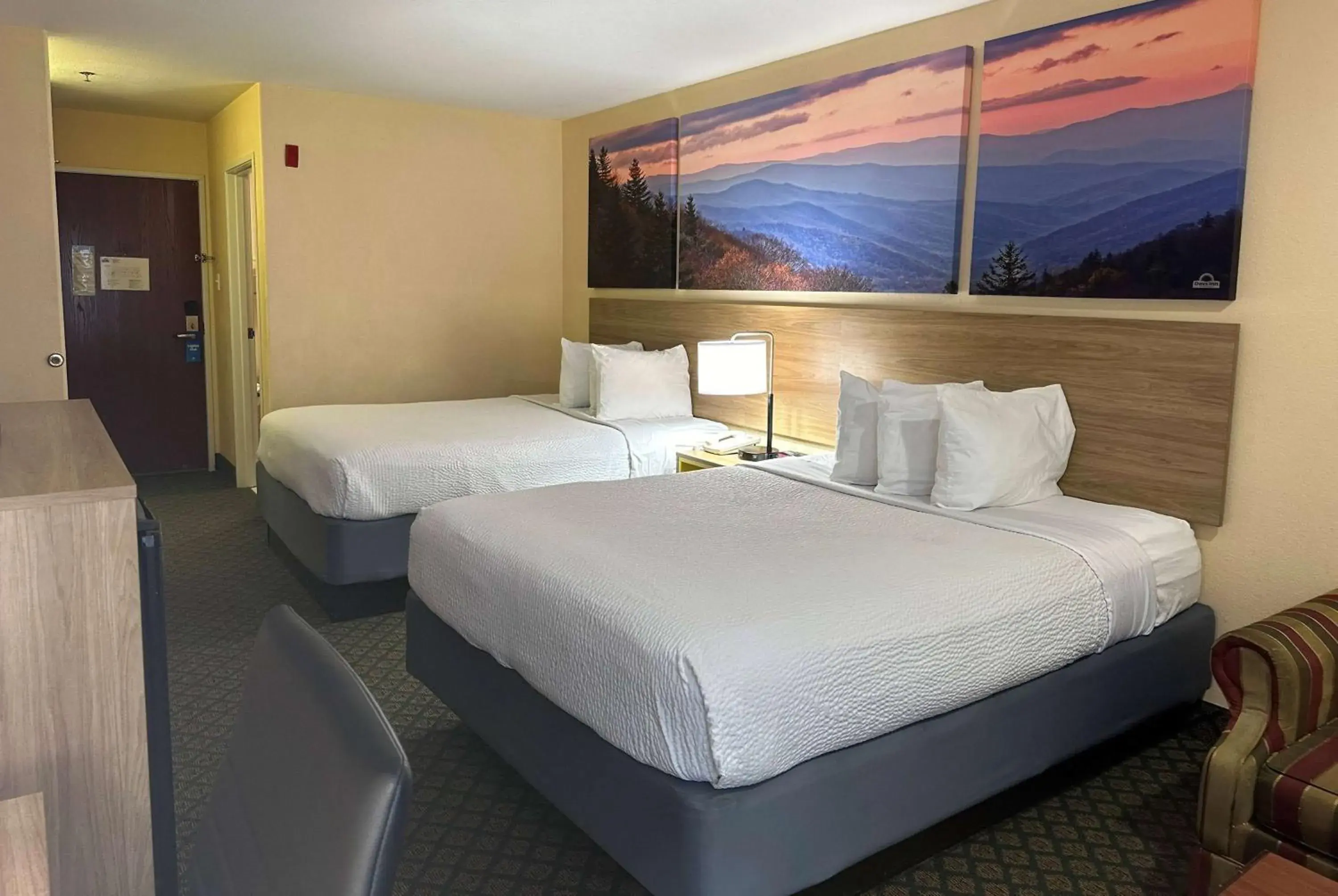 Photo of the whole room, Bed in Days Inn & Suites by Wyndham Eunice