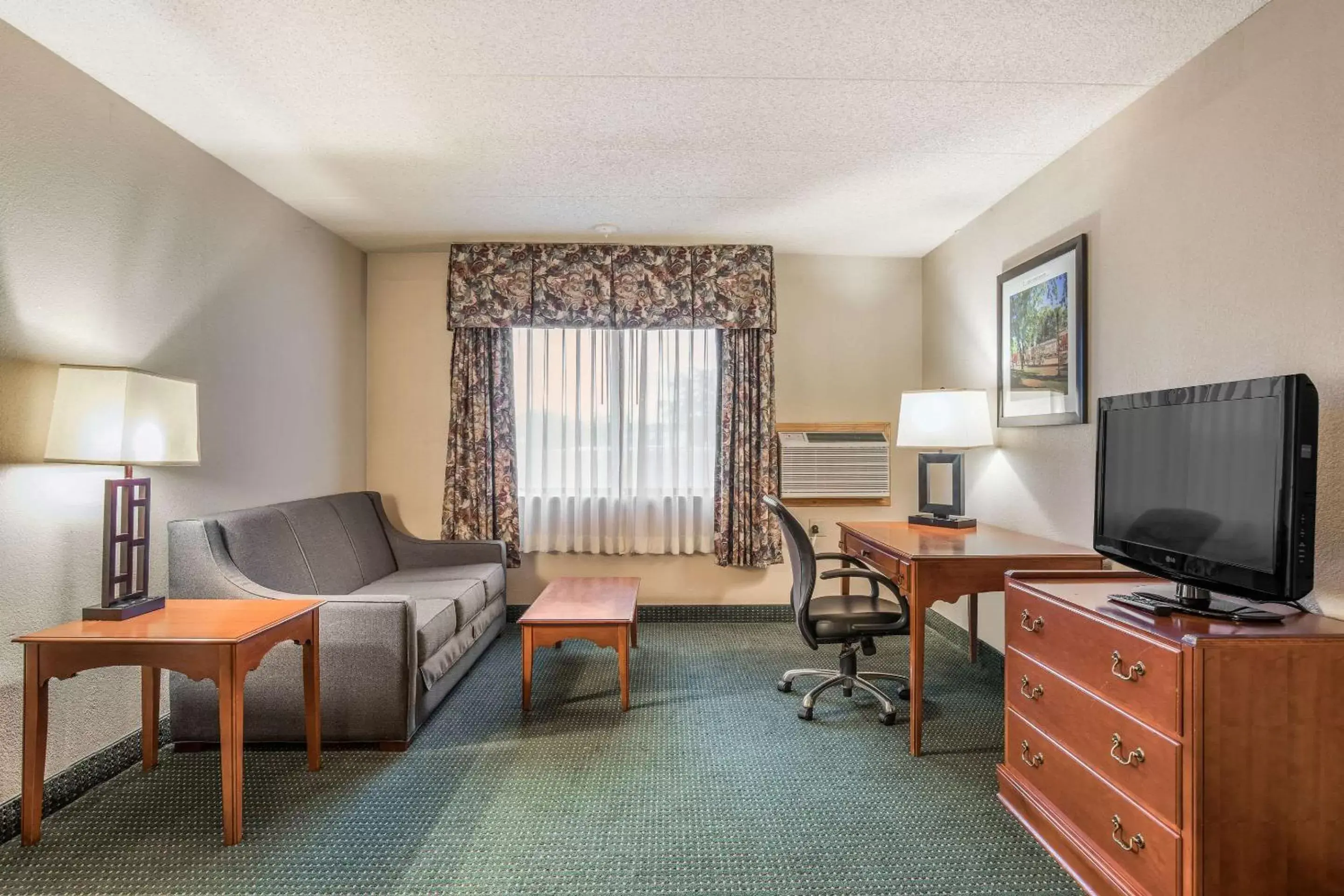 Photo of the whole room, Lounge/Bar in Clarion Hotel and Convention Center Baraboo