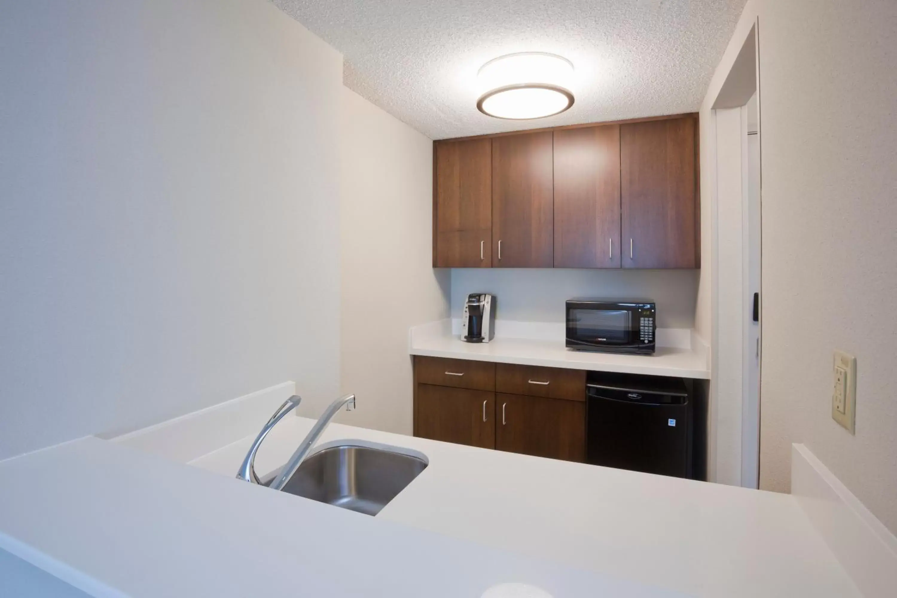 Photo of the whole room, Kitchen/Kitchenette in Holiday Inn Express Roseville-St. Paul, an IHG Hotel