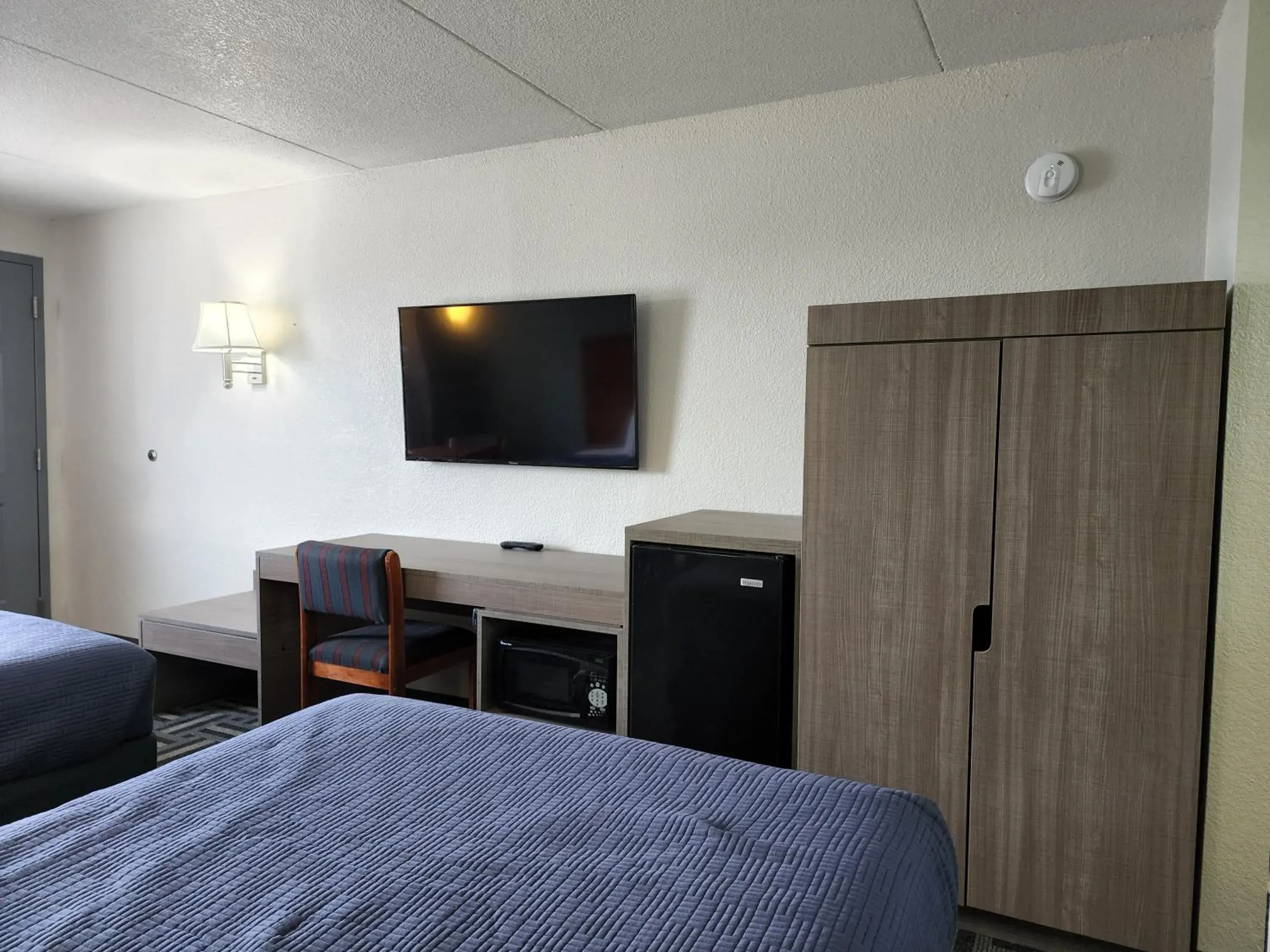 TV and multimedia, TV/Entertainment Center in Relax Inn