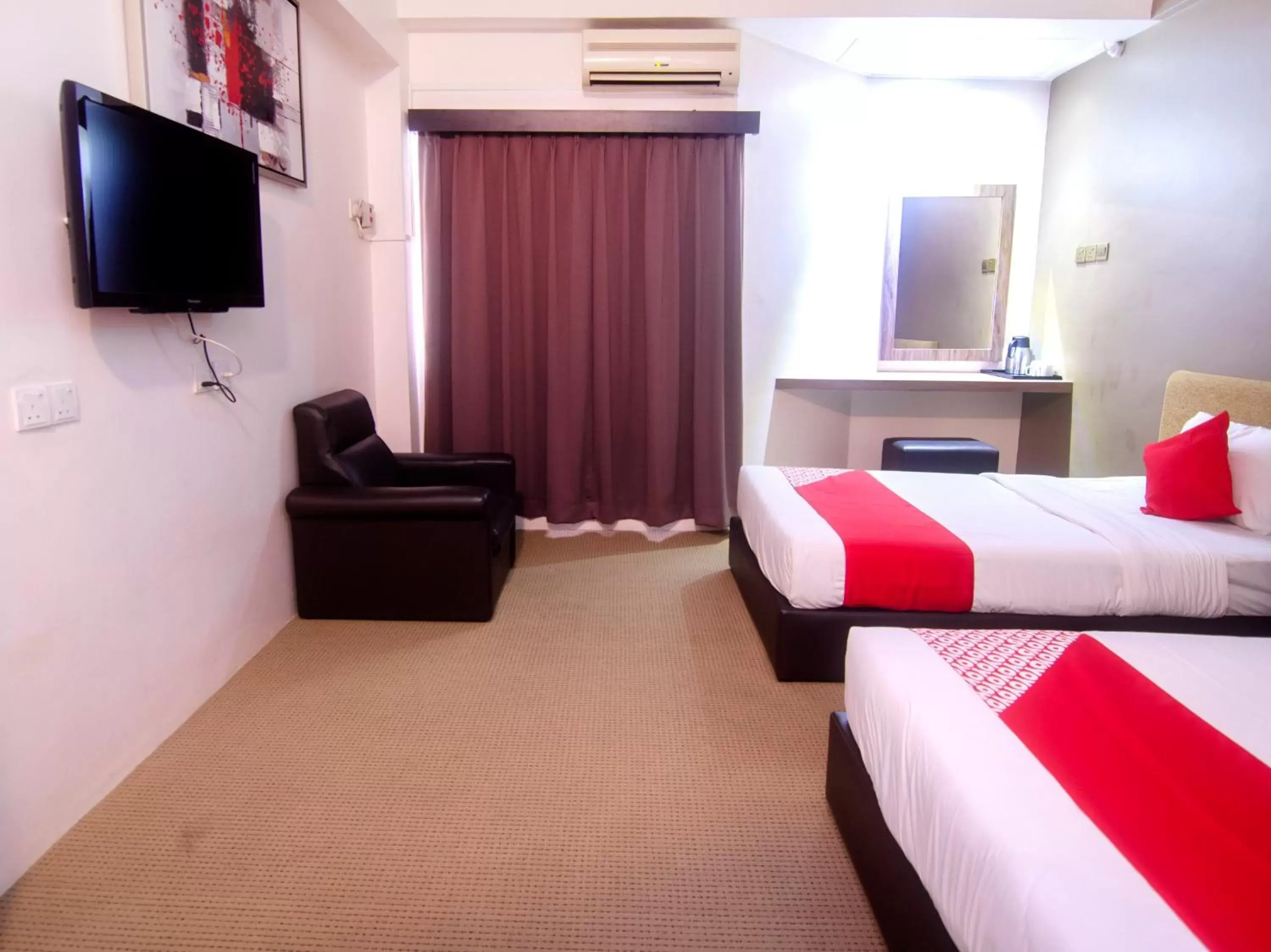 Bedroom, TV/Entertainment Center in OYO 979 Hua Kuok Inn