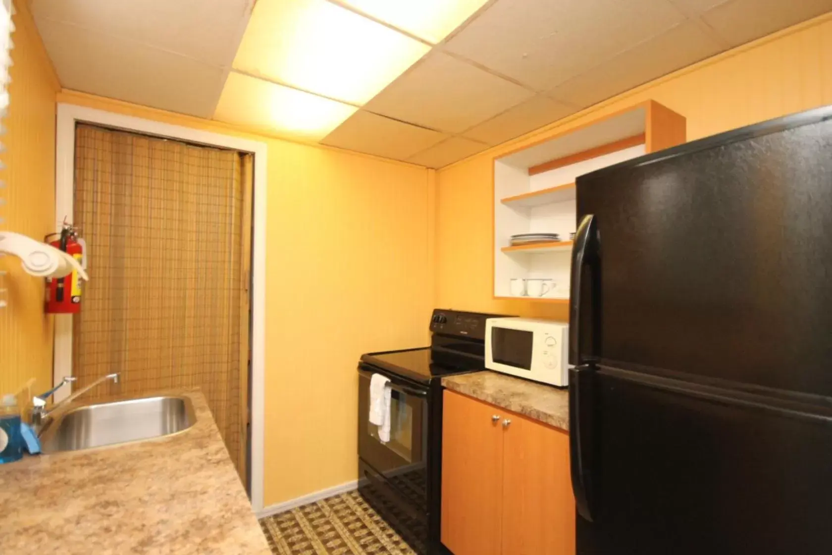 Kitchen or kitchenette, Kitchen/Kitchenette in Sunset Cove Beach Resort