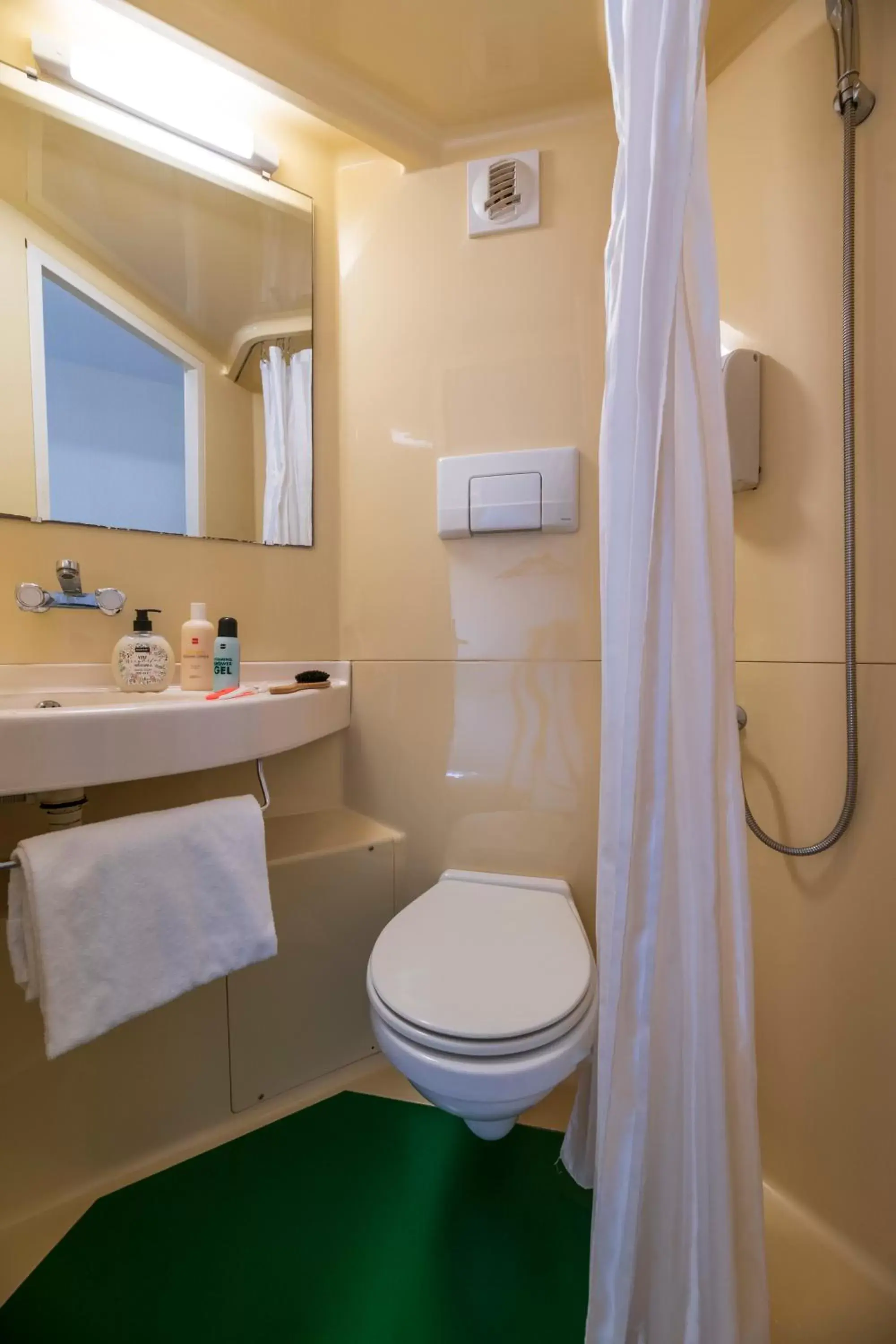 Bathroom in Hôtel Cerise Auxerre