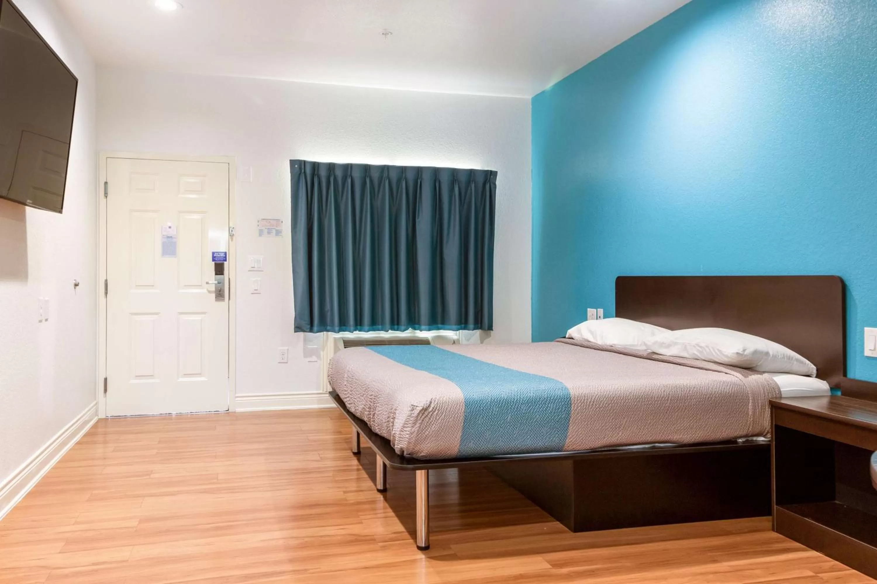 Photo of the whole room, Bed in Motel 6-Houston, TX - North