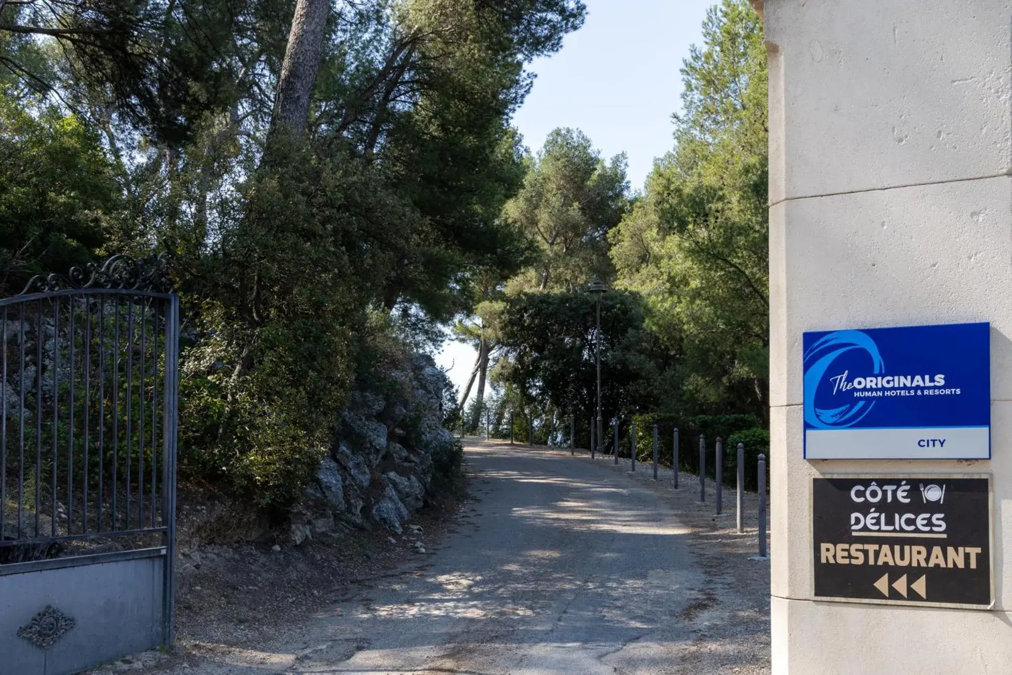 Facade/entrance in INTER-HOTEL CÃ´tÃ© Sud Hotel Allauch