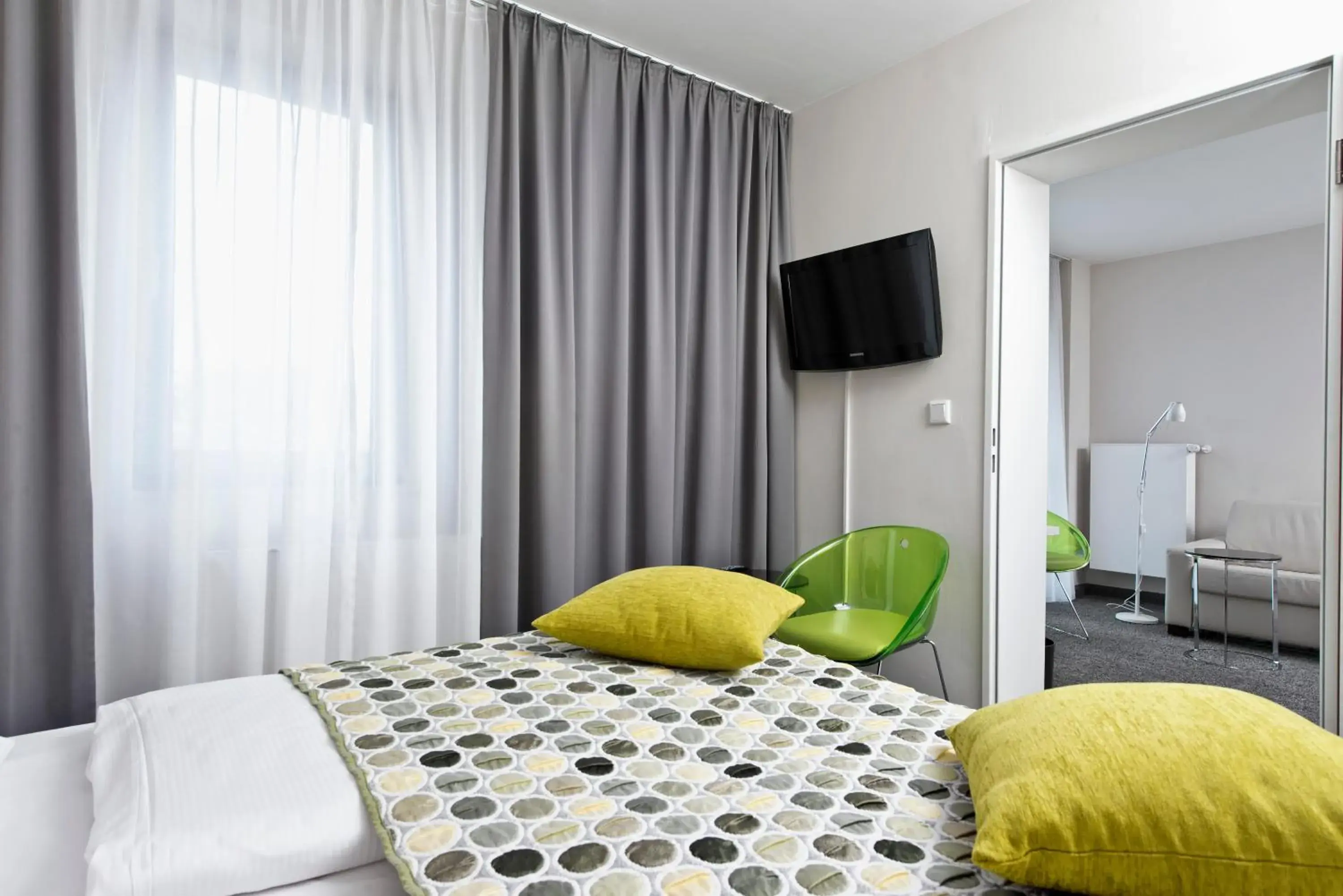 Photo of the whole room, Bed in Tryp by Wyndham Frankfurt