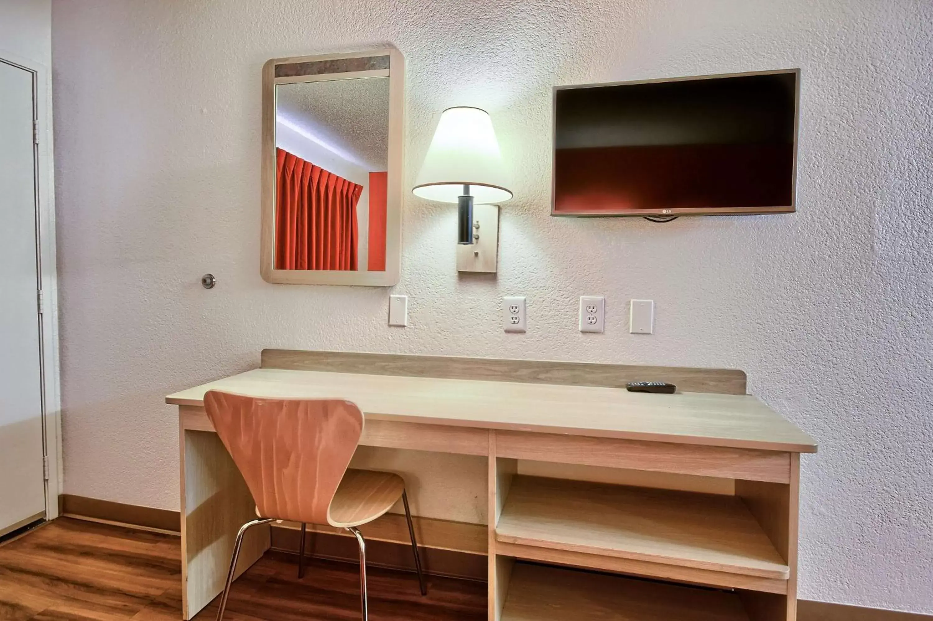 Photo of the whole room in Motel 6-Fresno, CA - Blackstone South Photo of the whole room in Motel 6-Fresno, CA - Blackstone South