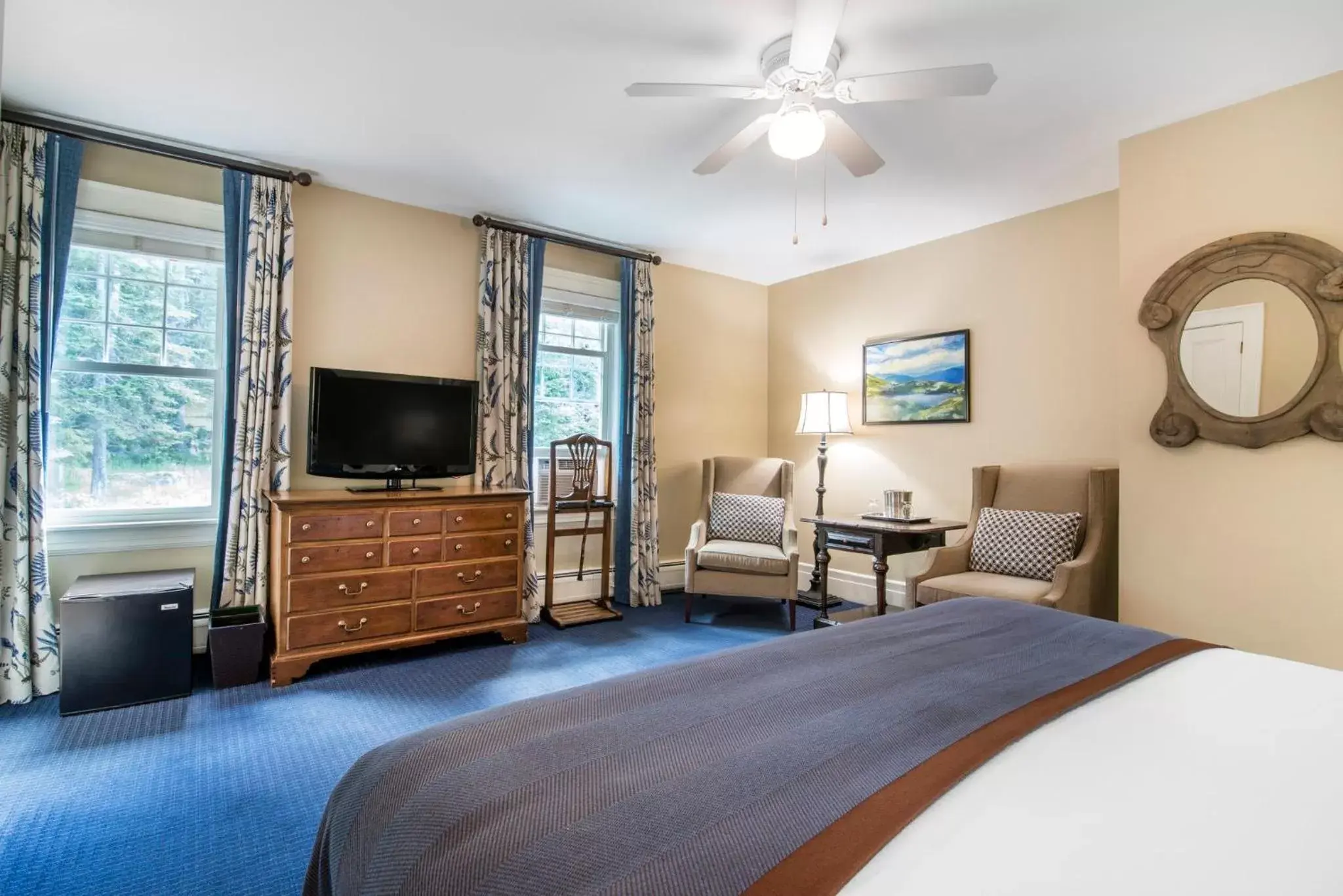 Bedroom, TV/Entertainment Center in Omni Bretton Arms Inn at Mount Washington Resort