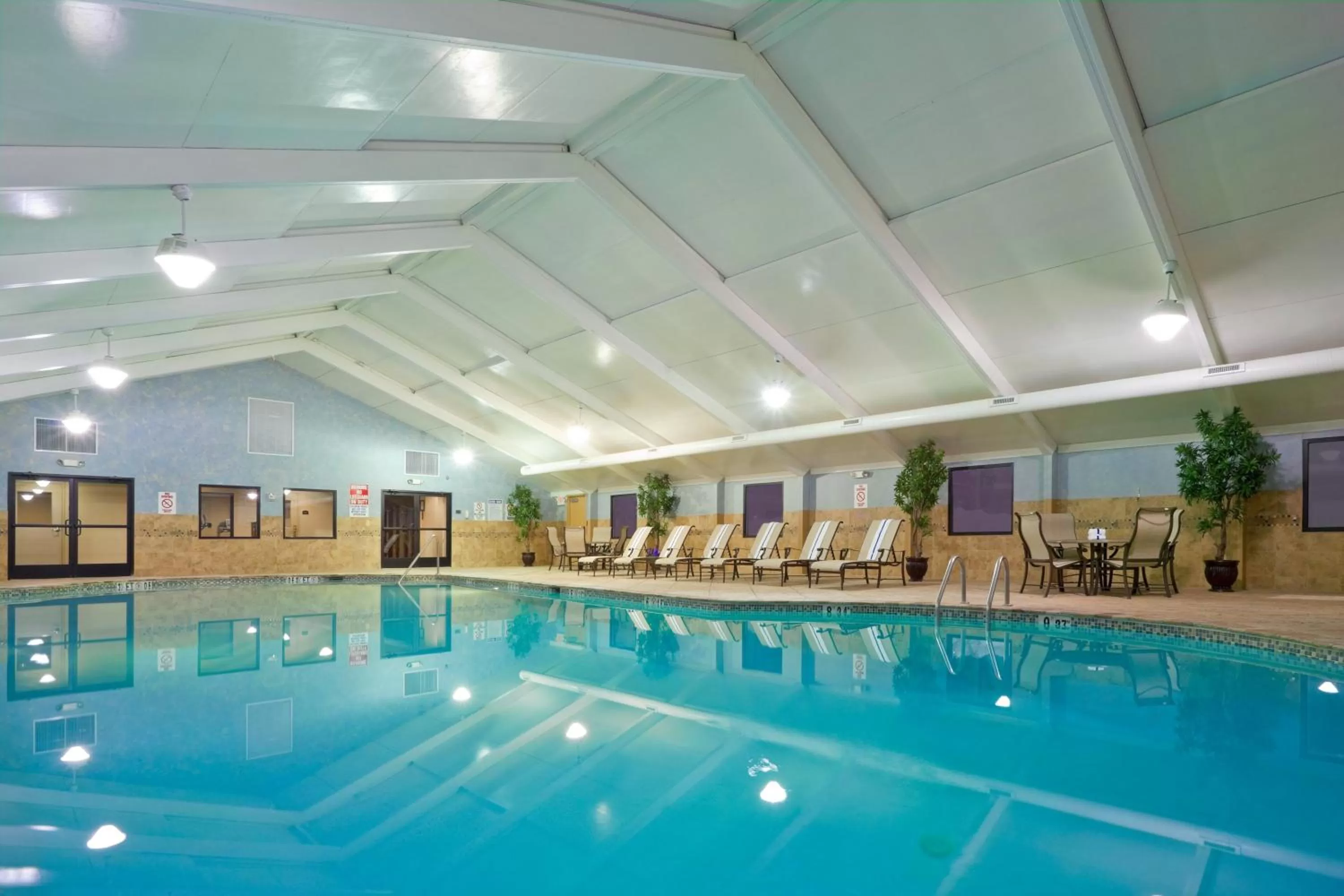 Swimming pool in Holiday Inn South Plainfield-Piscataway by IHG