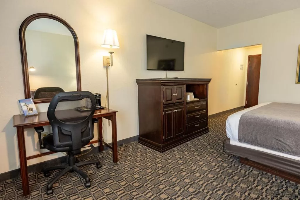TV and multimedia, Bed in Savannah House Hotel