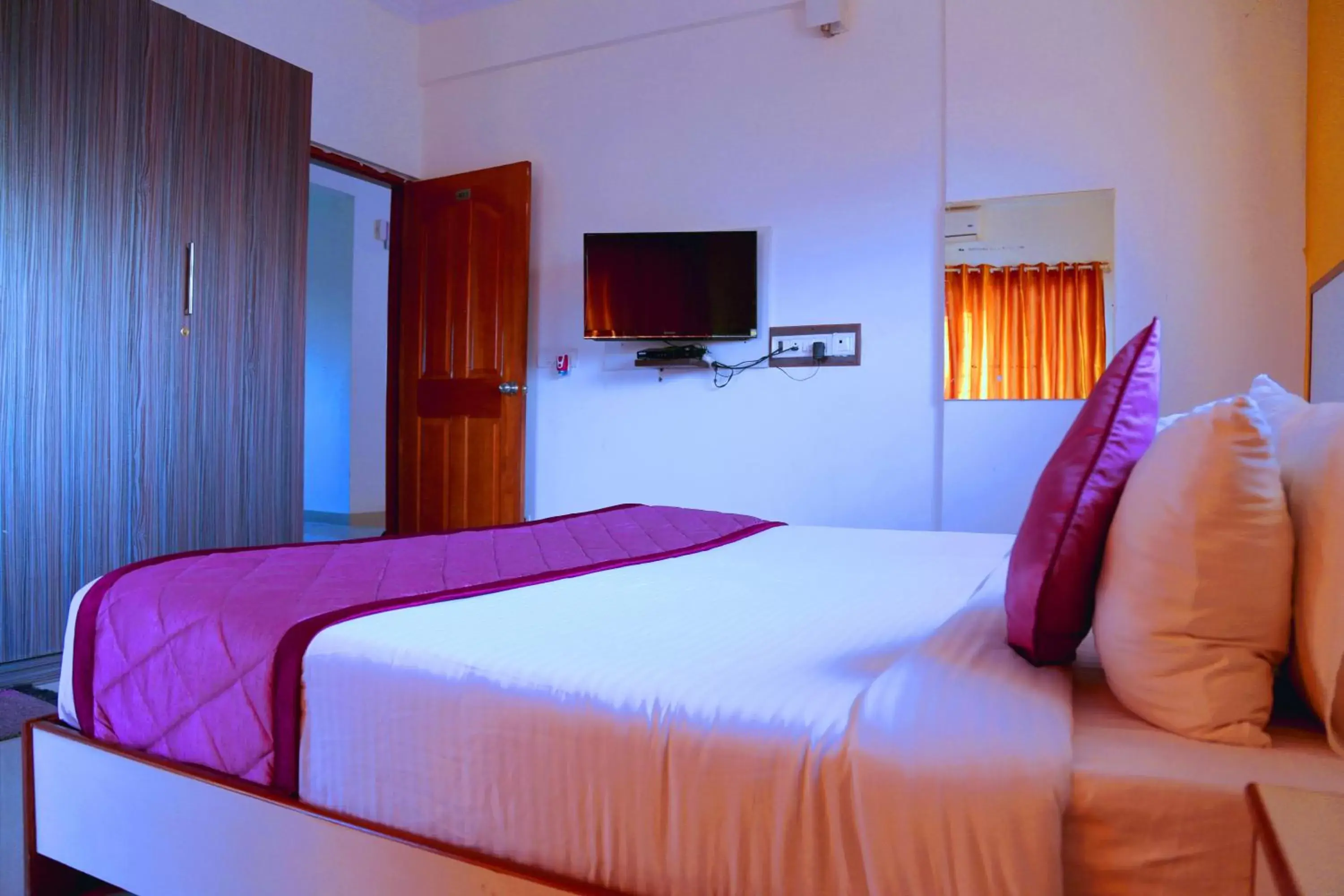 TV and multimedia, Bed in Airport Gateway Hotel