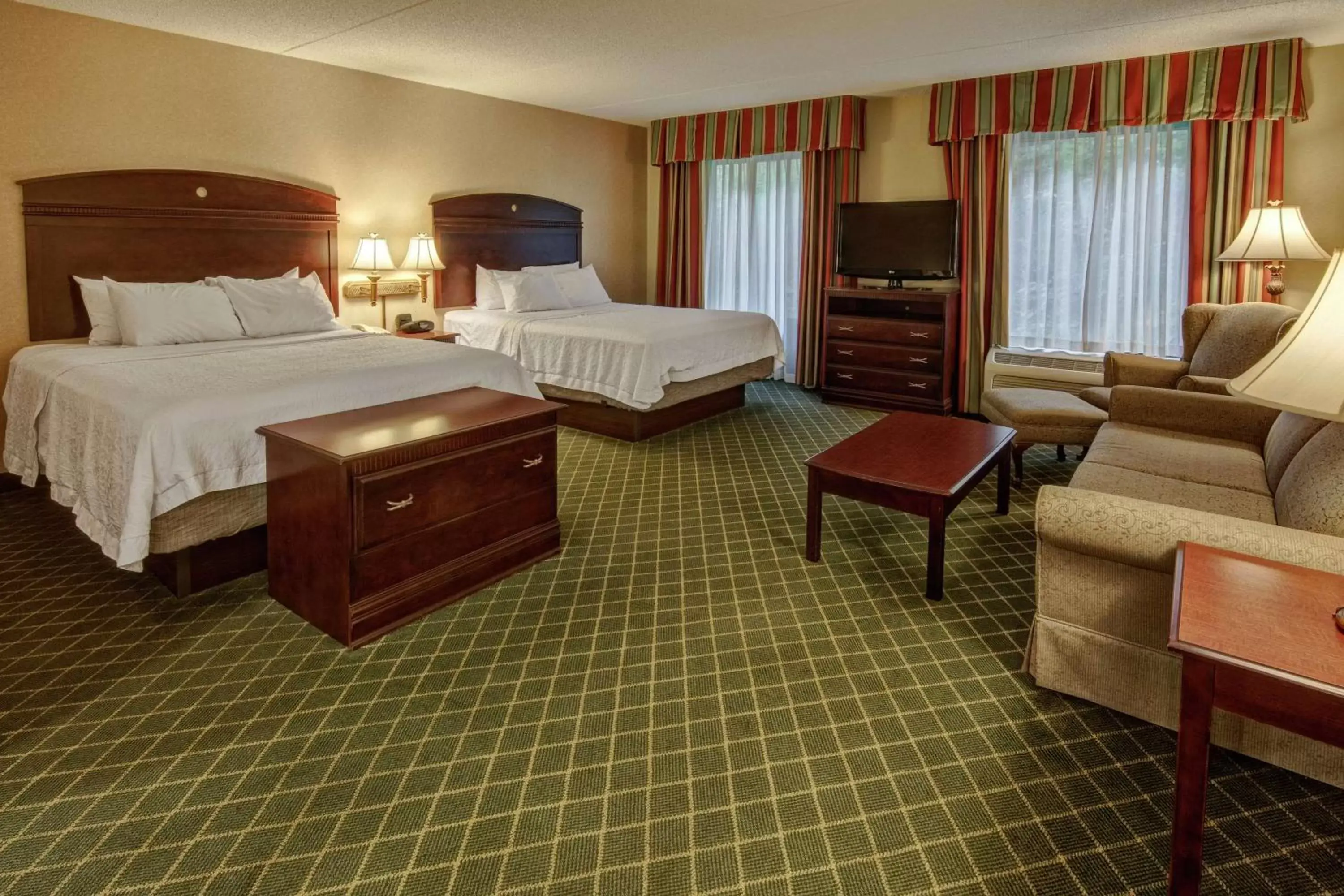 Living room, Bed in Hampton Inn Cambridge