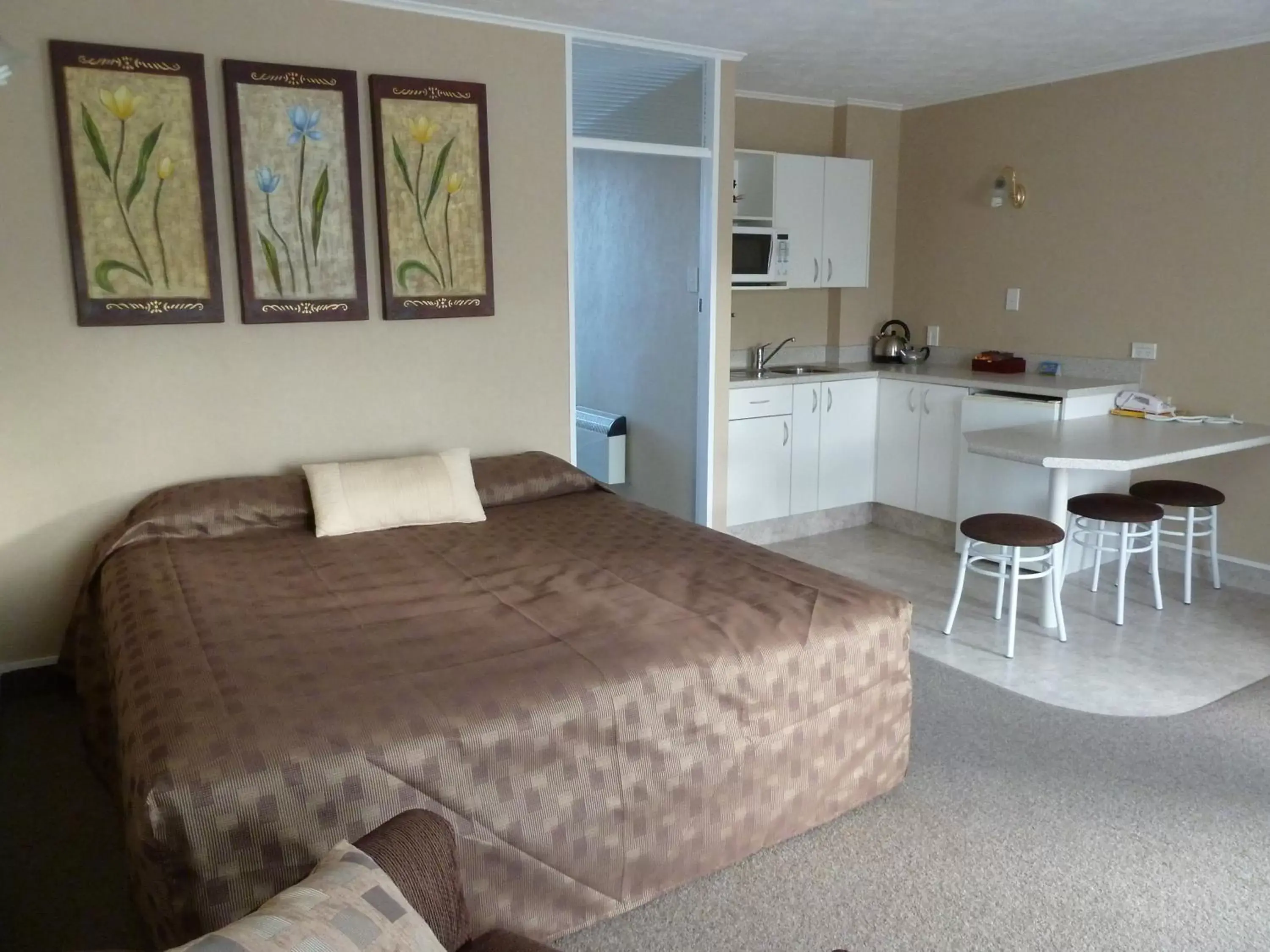 Decorative detail, Bed in Monarch Motel Decorative detail, Bed in Monarch Motel