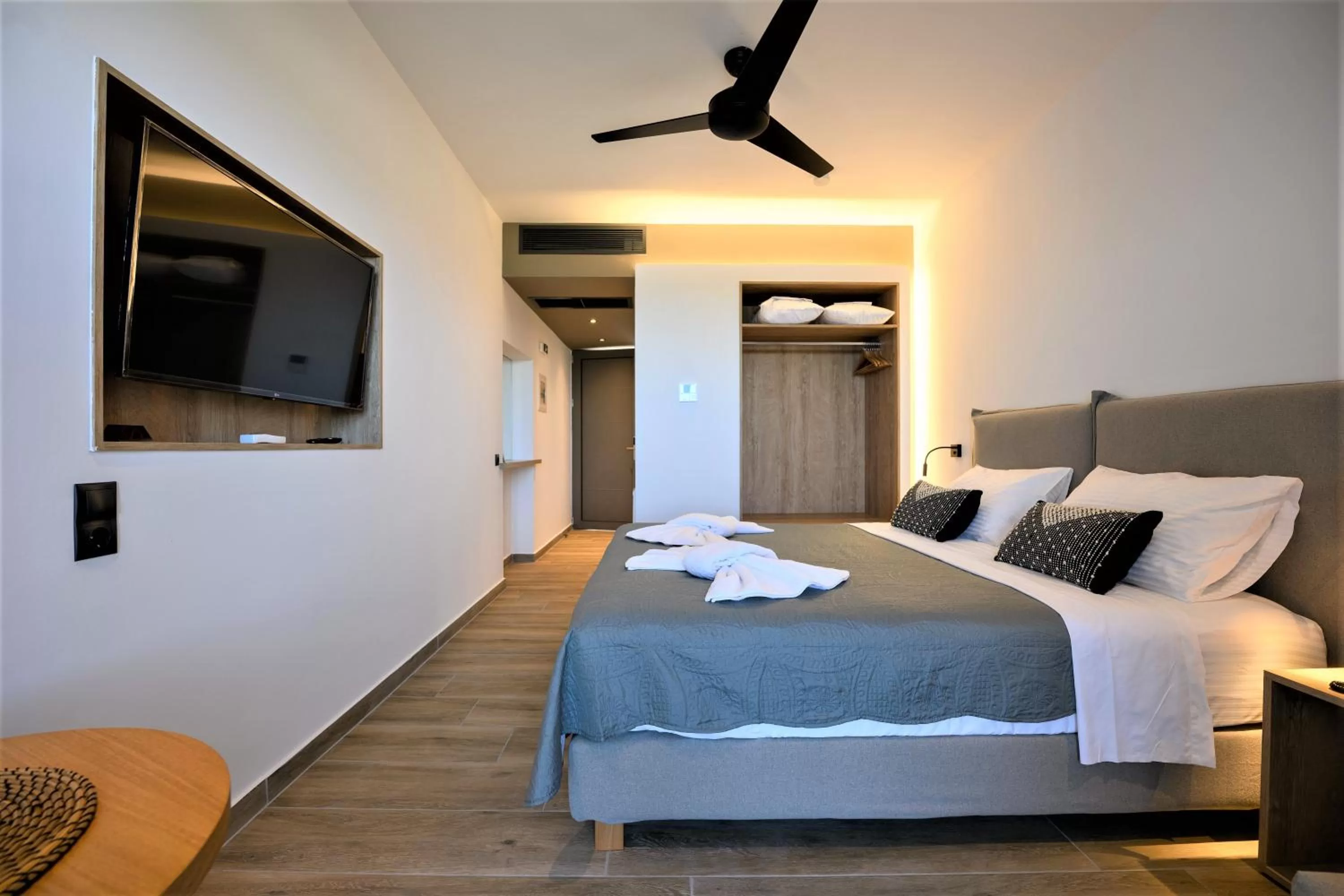 TV and multimedia, Bed in CUBES ON THE BEACH Athens Airport