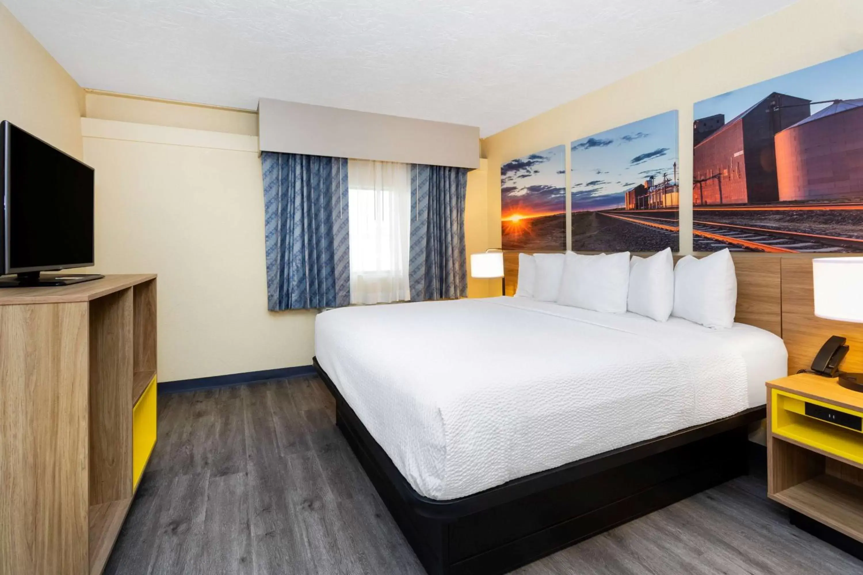 Bed in Days Inn & Suites by Wyndham Clovis