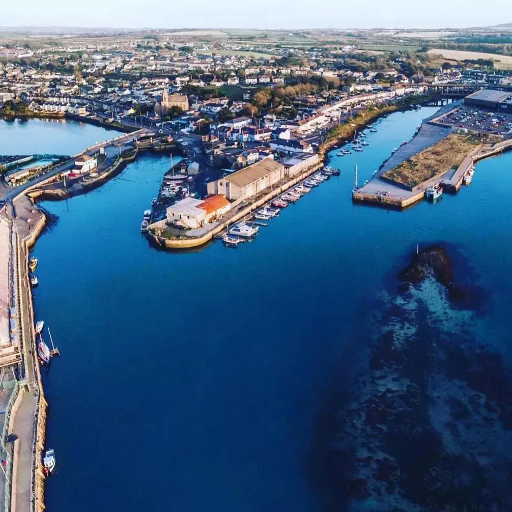 Neighbourhood, Bird's-eye View in The Cornubia Inn