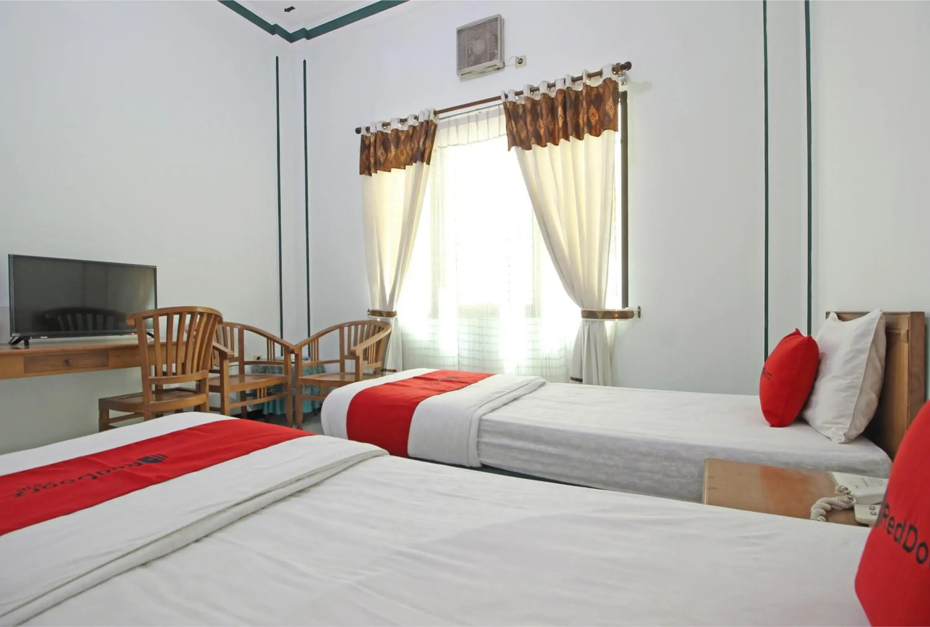 Bedroom, Bed in RedDoorz near XT Square Yogyakarta