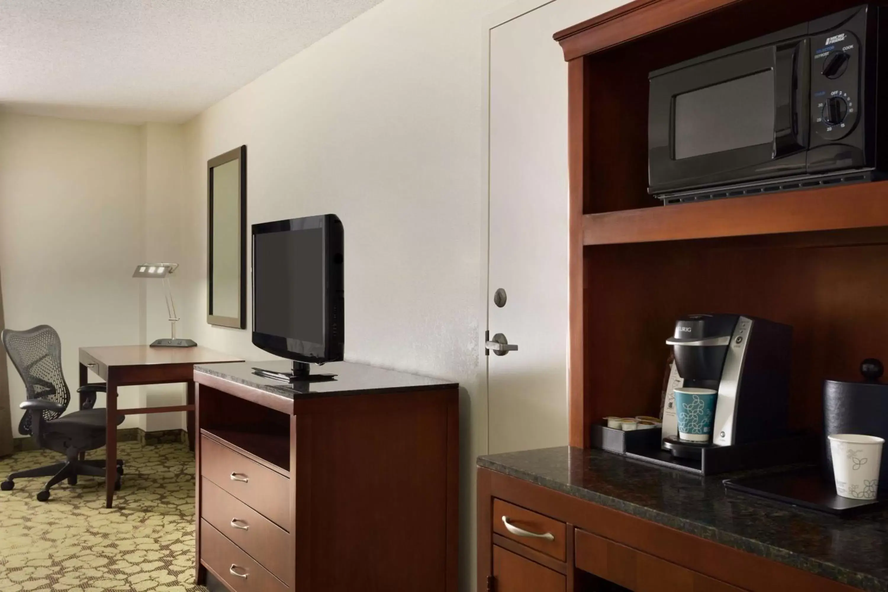 Bedroom, Kitchen/Kitchenette in Hilton Garden Inn West Monroe