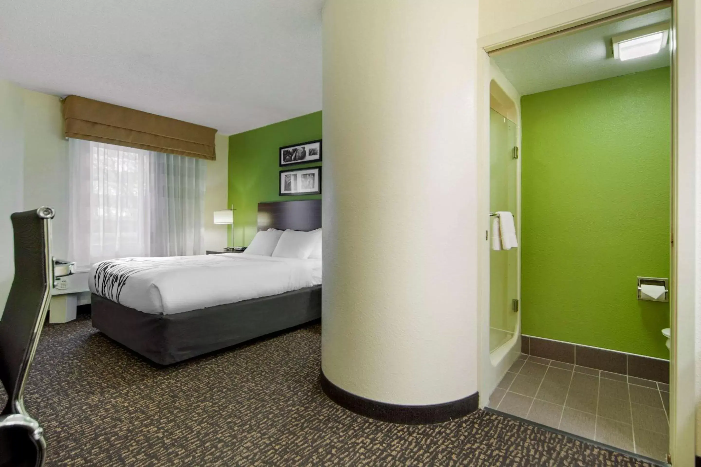 Photo of the whole room, Bed in Sleep Inn & Suites Omaha Airport