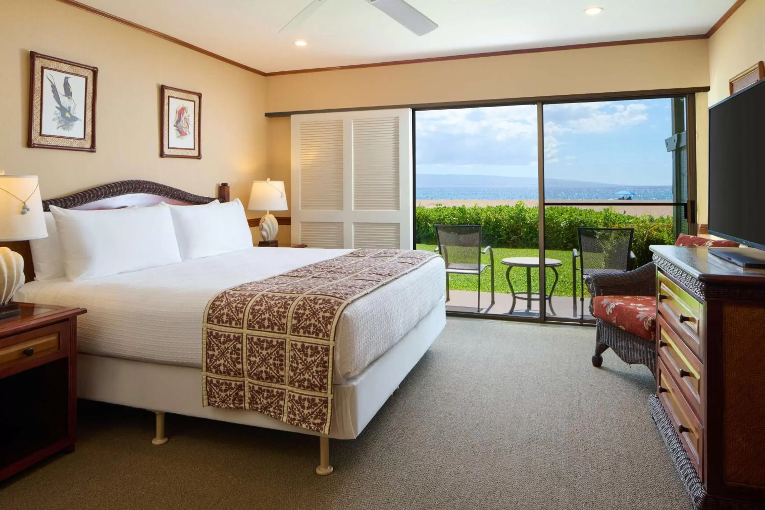 Bedroom in OUTRIGGER Kāʻanapali Beach Resort