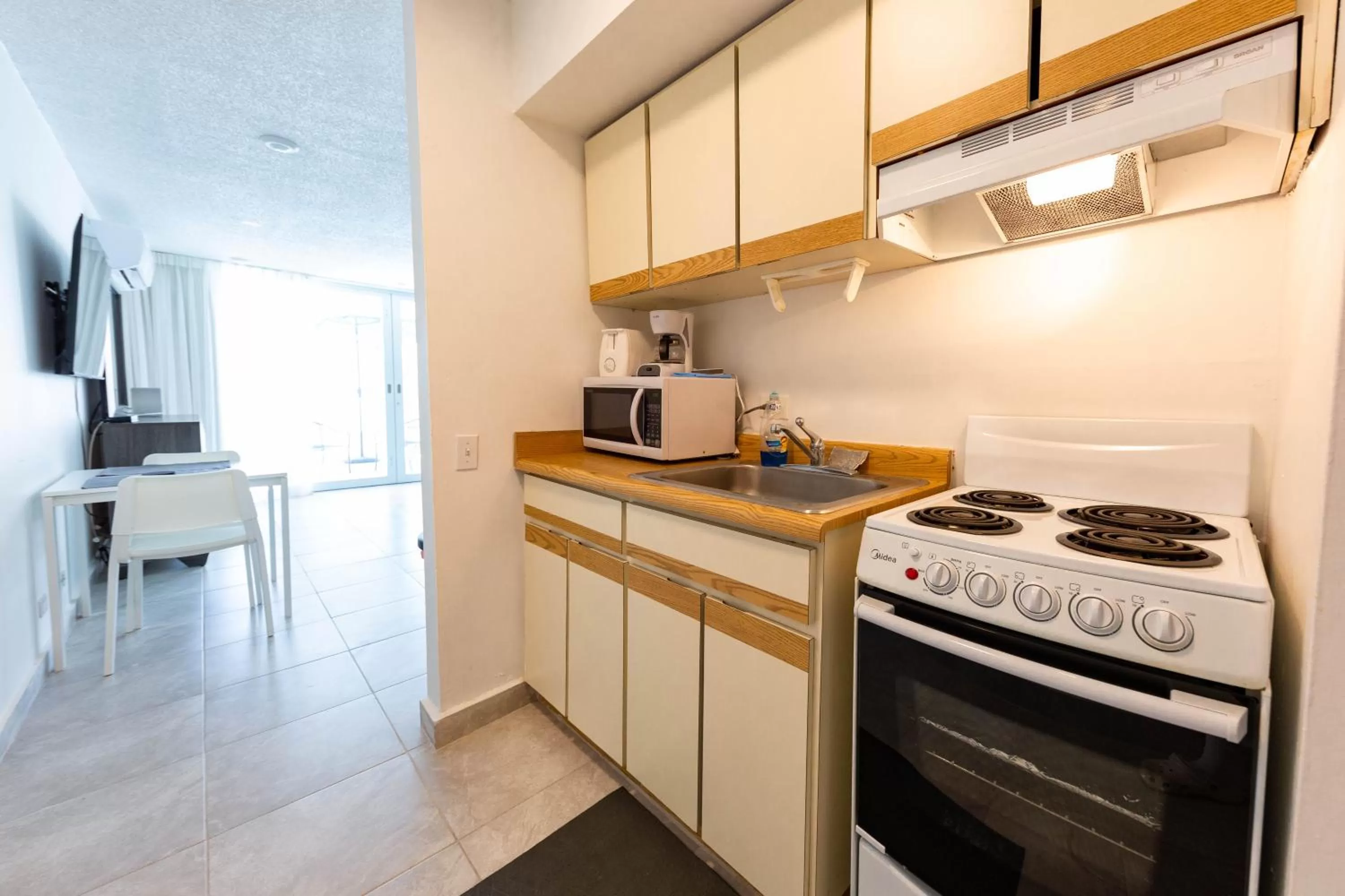 Kitchen or kitchenette in ESJ Towers by Chana