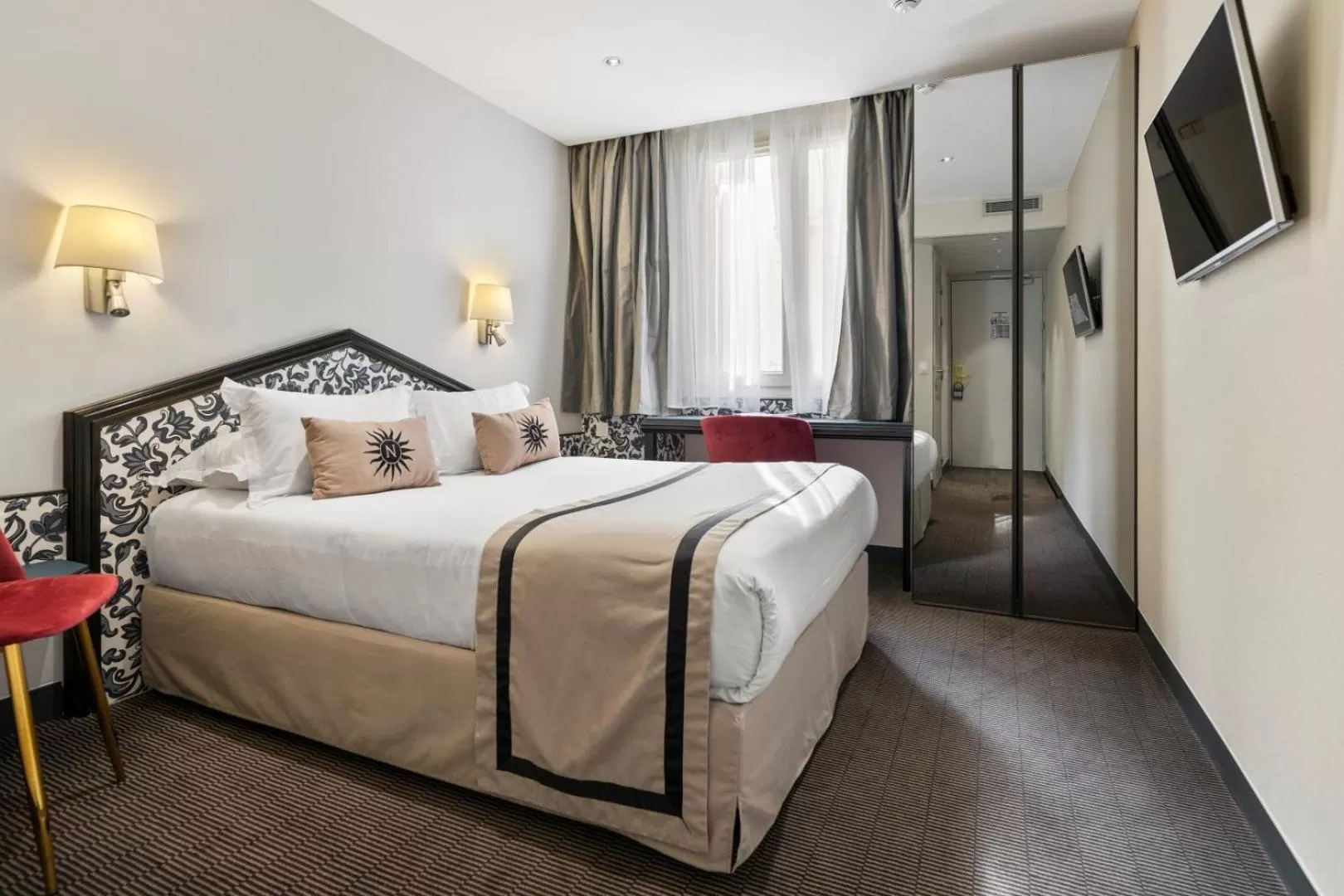 Photo of the whole room, Bed in Napoleon