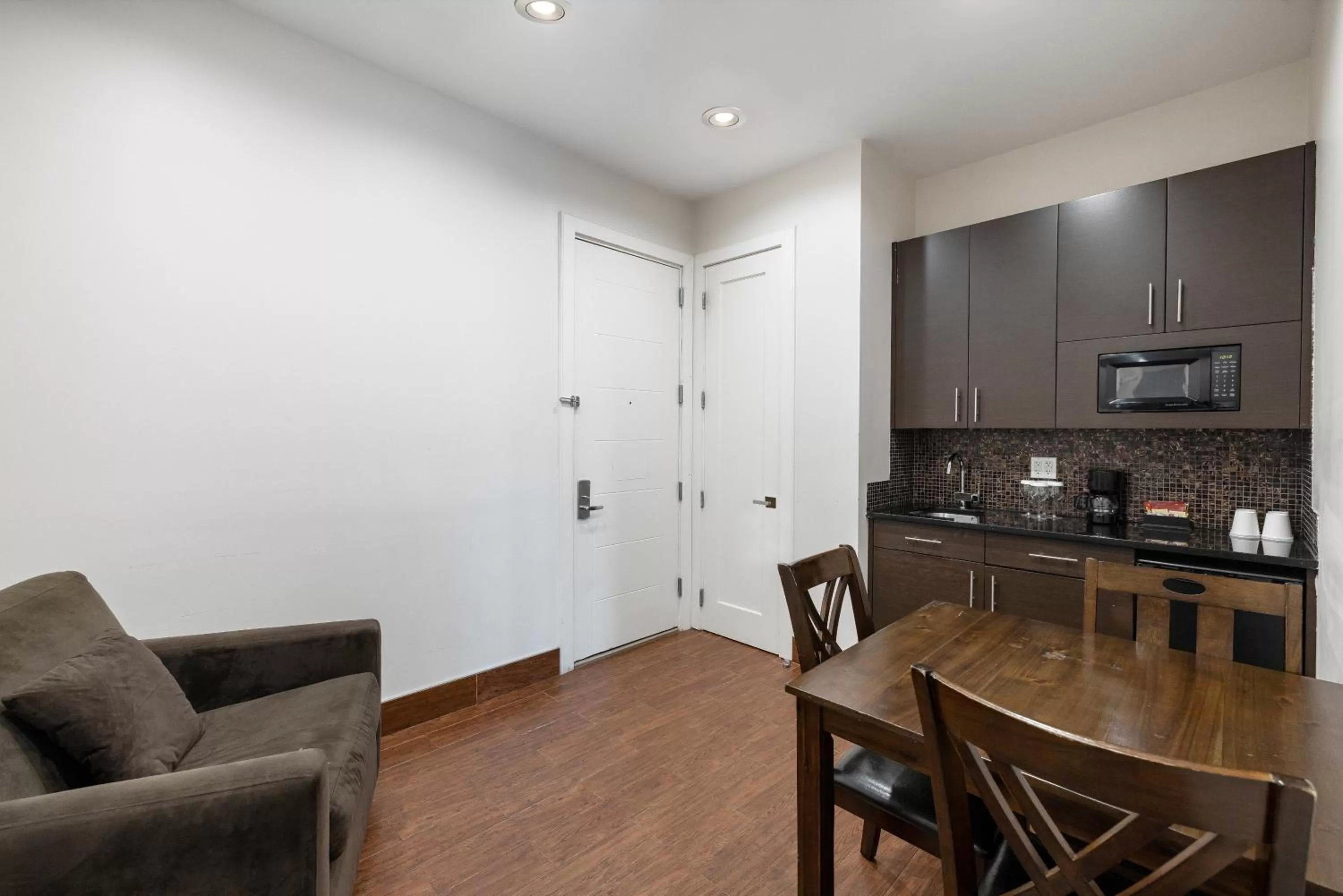 Coffee/tea facilities in Aura Hotel Brooklyn