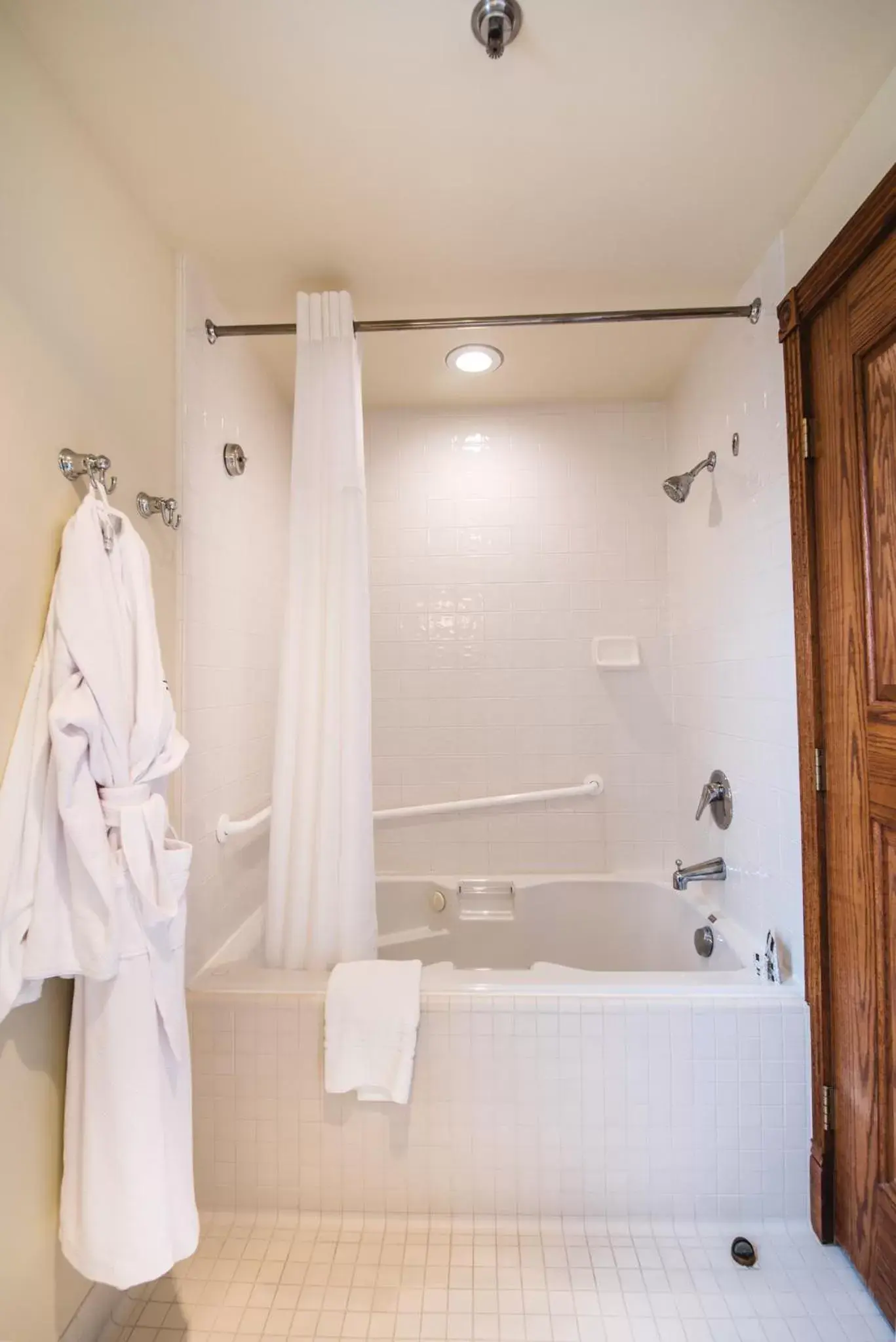 Shower, Bathroom in The Pollard Hotel