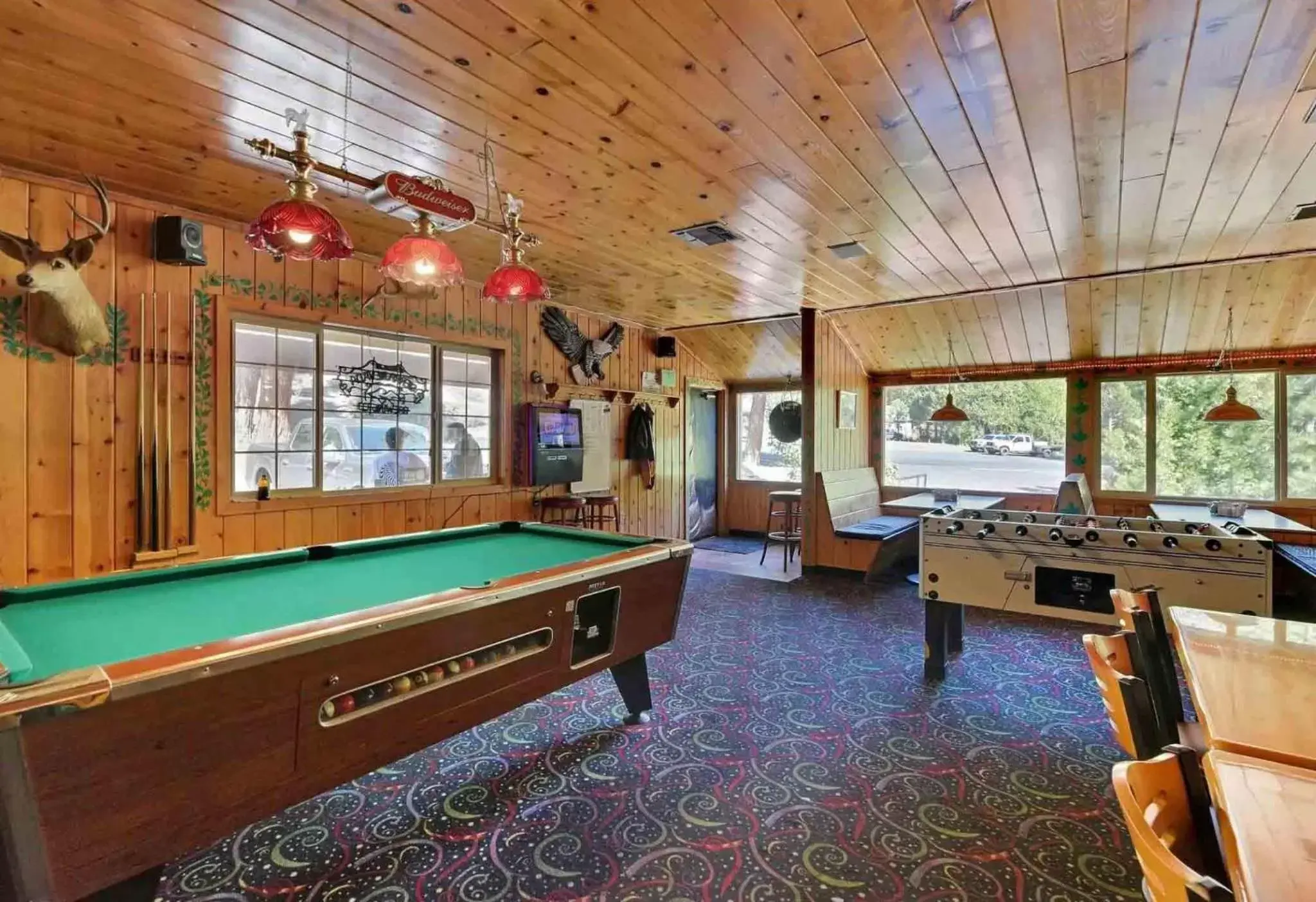 Restaurant/places to eat, Billiards in Strawberry Inn