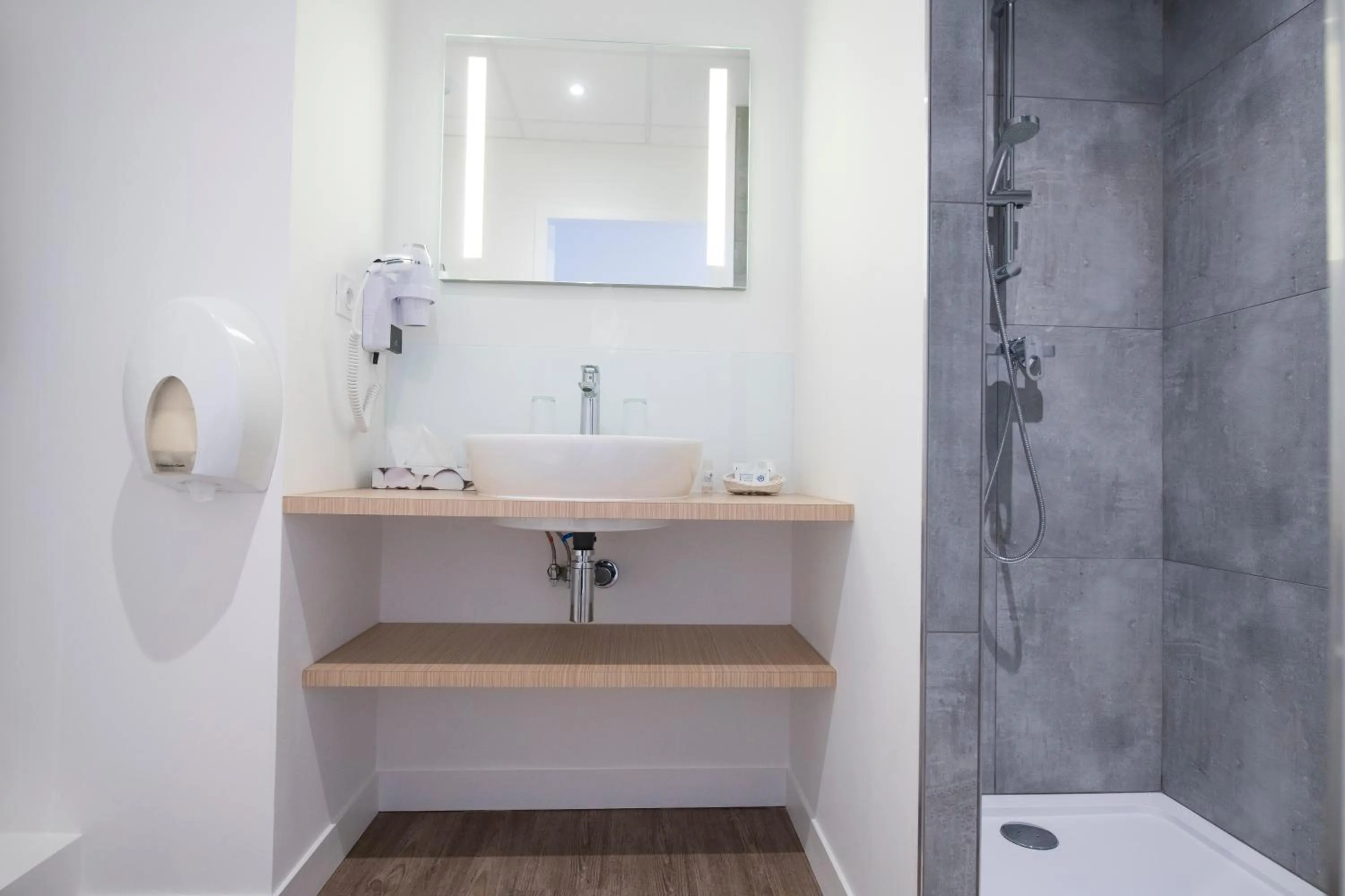 Bathroom in The Originals City, Hôtel Chantecler, Le Mans