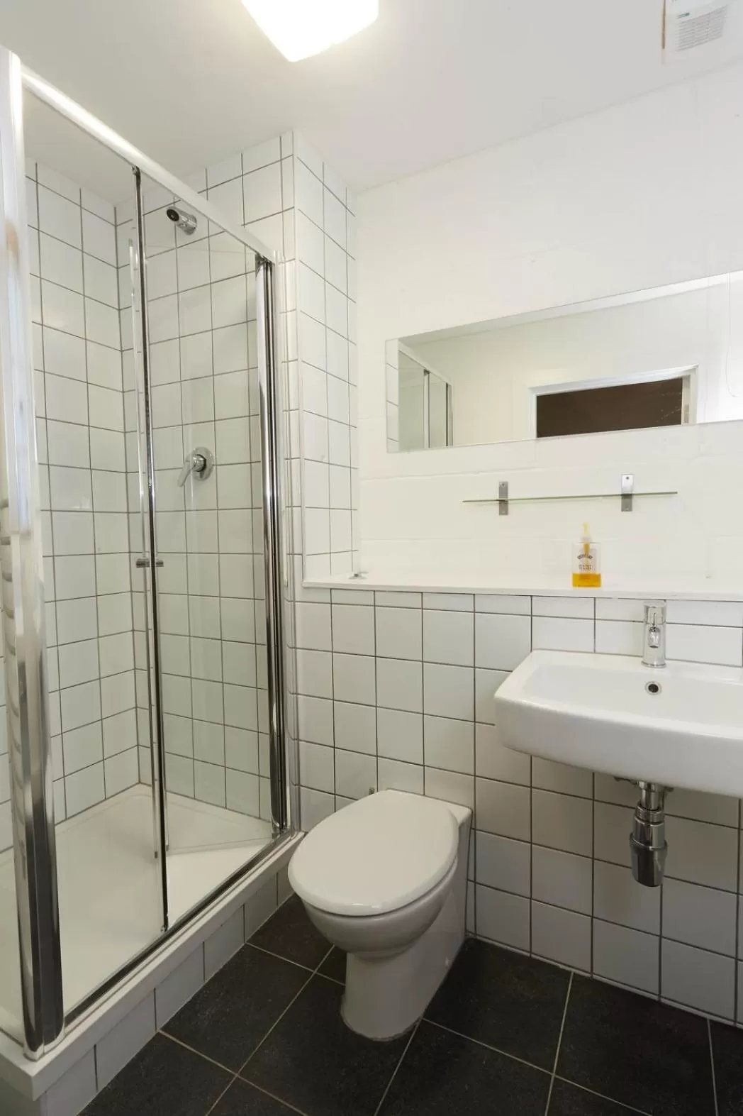 Shower in Green Rooms