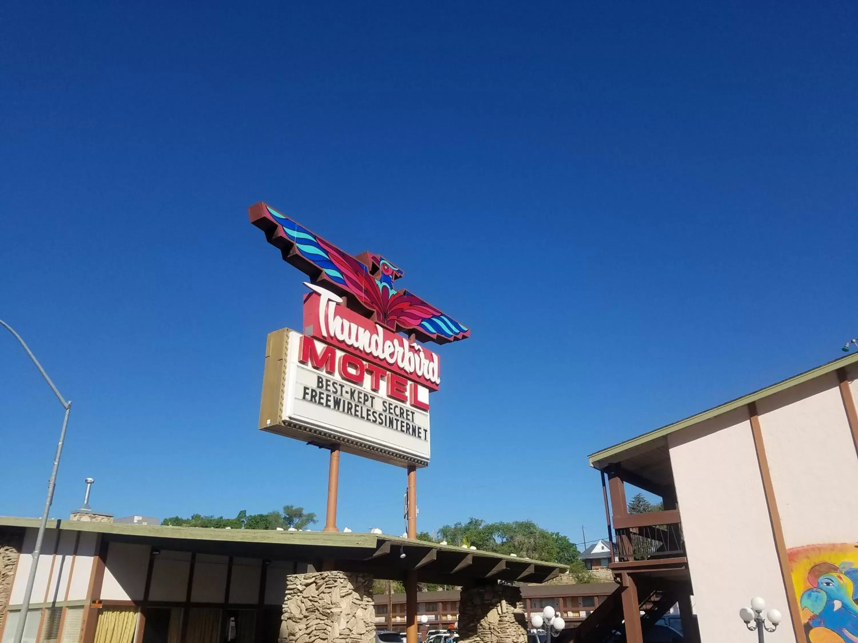 Logo/Certificate/Sign in Thunderbird Motel
